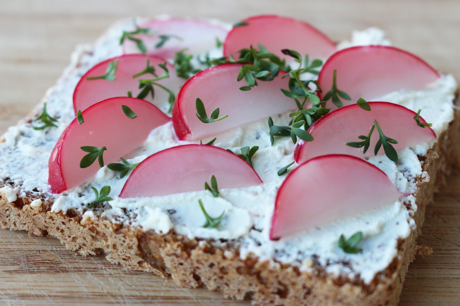 Gesunde Pausenbrote: Frischkäse Radieschen Kresse.