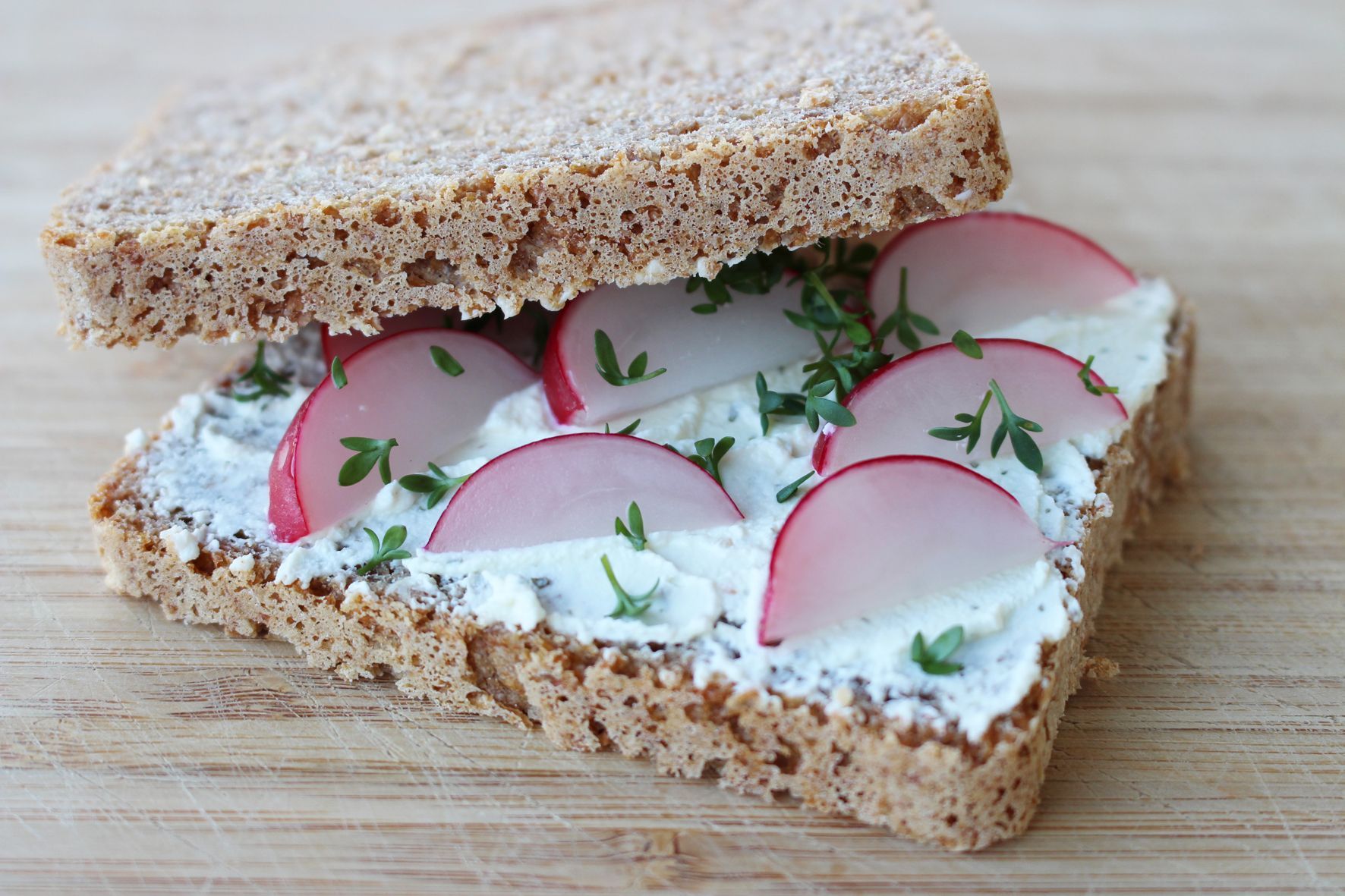 Gesunde Pausenbrote: Frischkäse Radieschen Kresse.