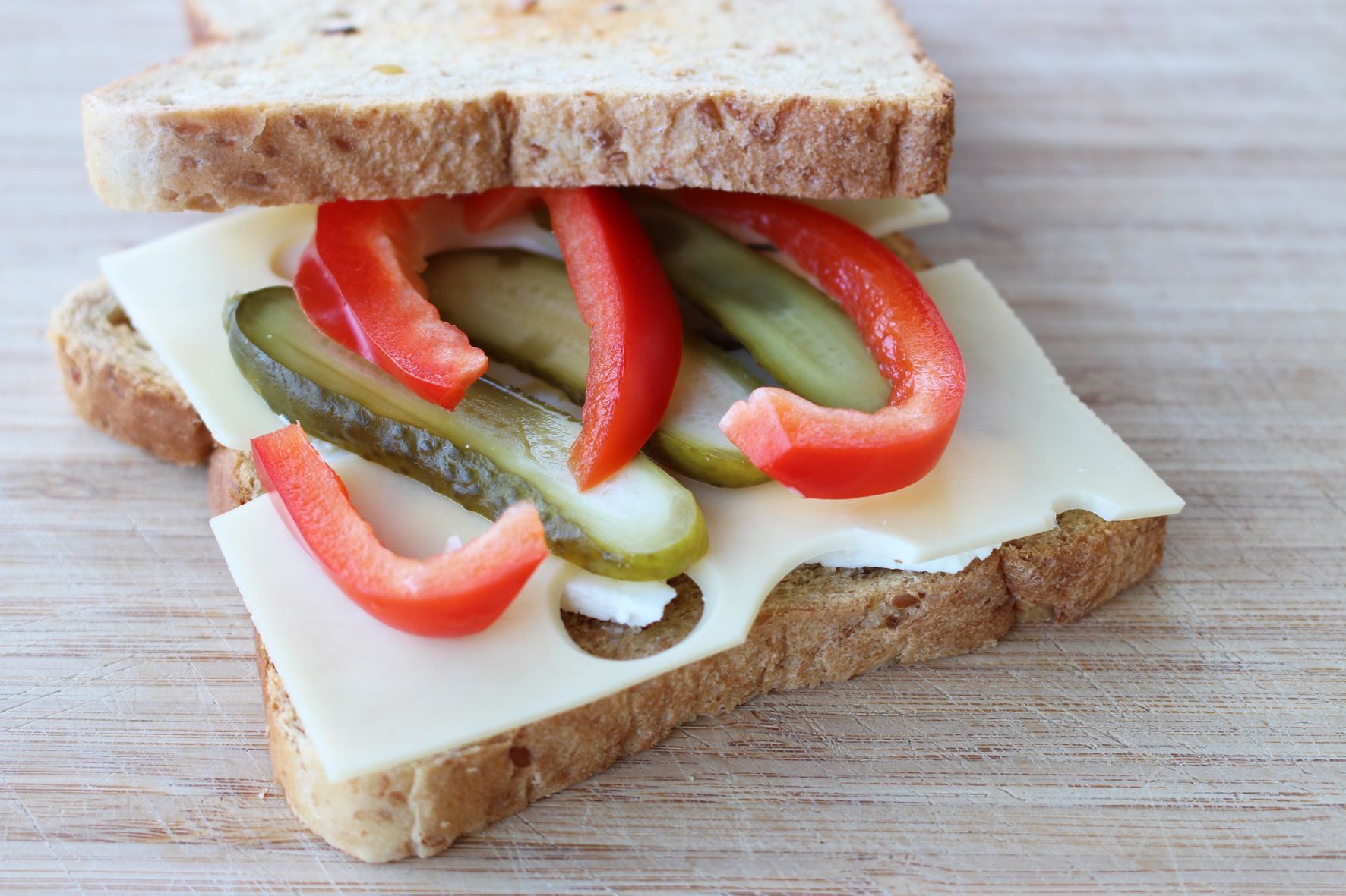 Gesunde Pausenbrote: Käse Paprika Saure Gurke.