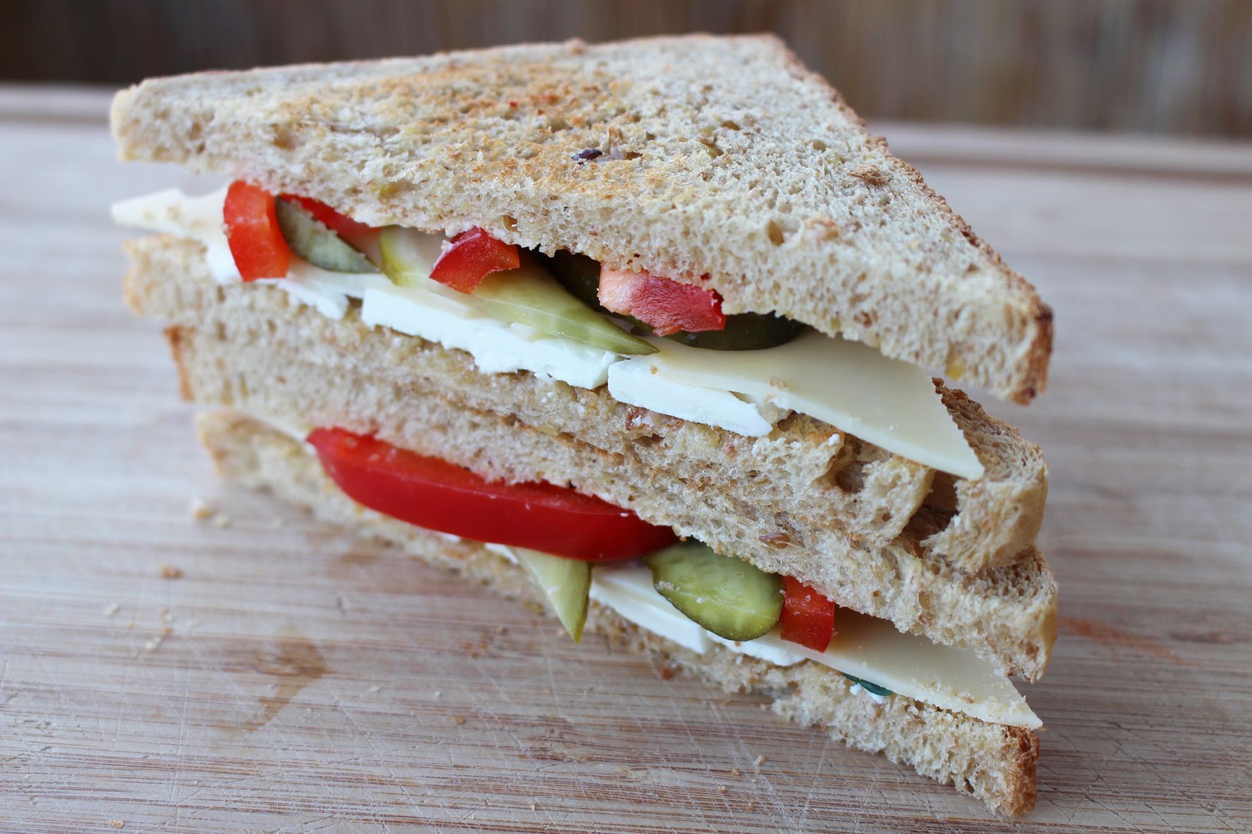 Gesunde Pausenbrote: Käse Paprika Saure Gurke.
