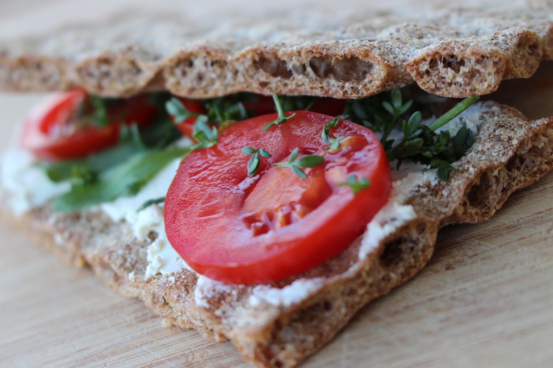 Gesunde Pausenbrote: Knäckebrot Tomate Frischkäse Kresse.