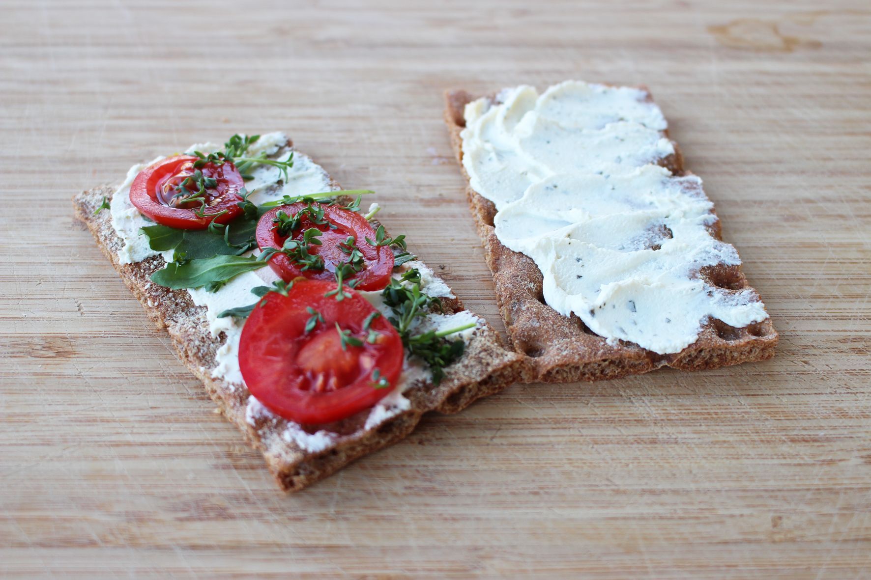 Gesunde Pausenbrote: Knäckebrot Tomate Frischkäse Kresse.