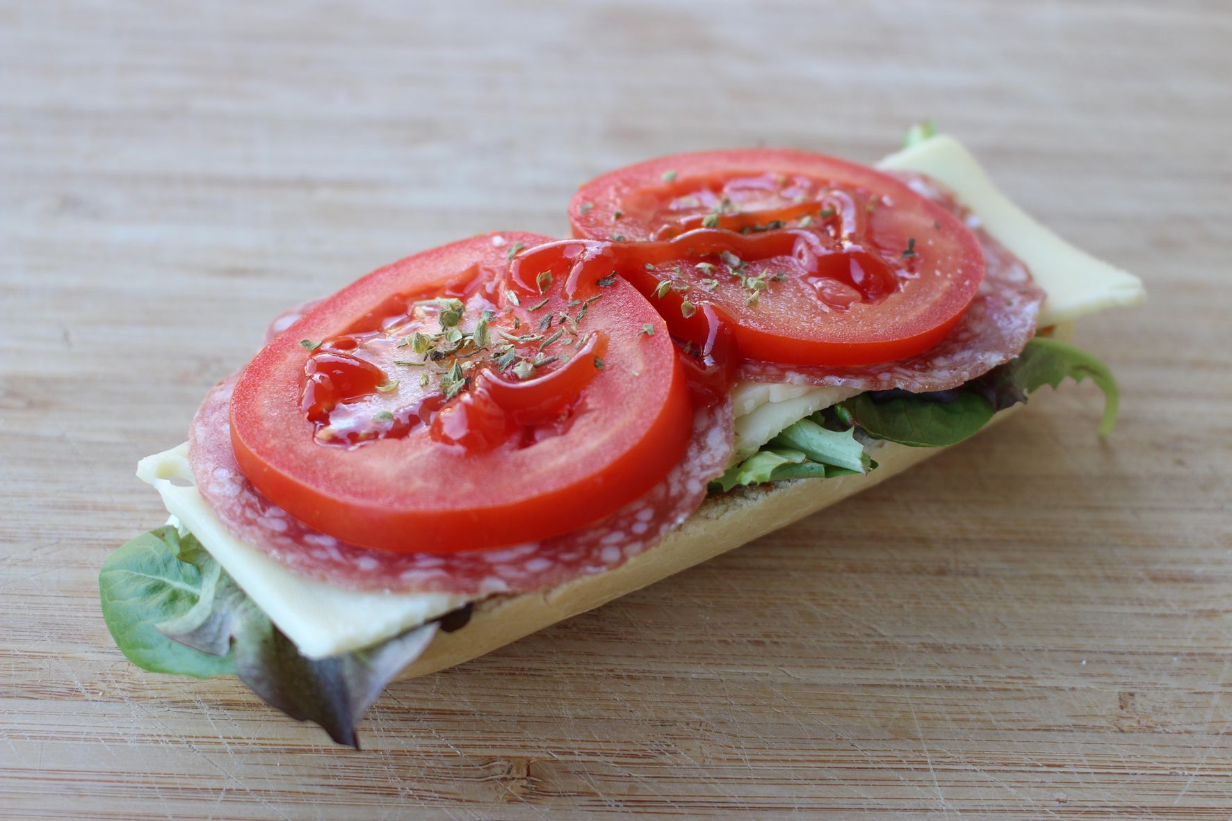 Gesunde Pausenbrote: Baguette Tomate Käse Salami Salat.