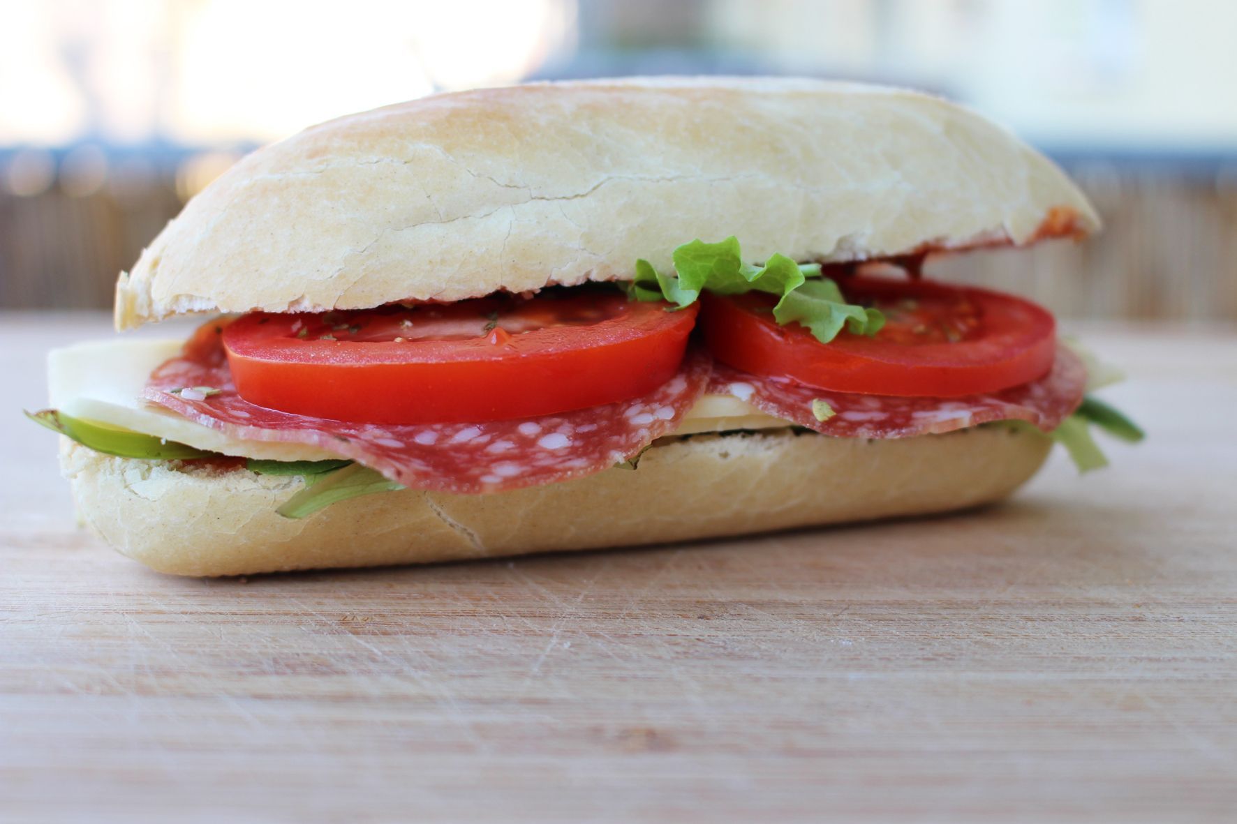Gesunde Pausenbrote: Baguette Tomate Käse Salami Salat.