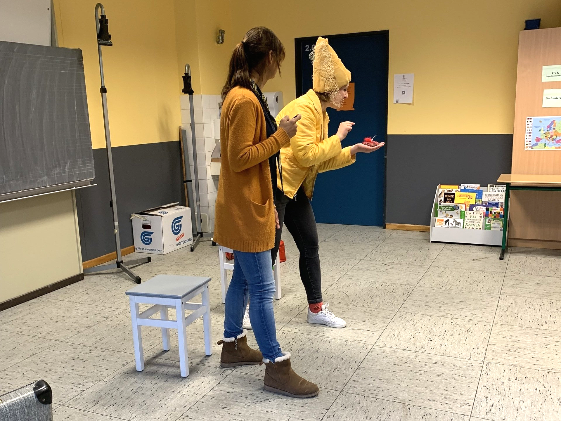 Theaterszene mit Nährstoffheldin Carbo.