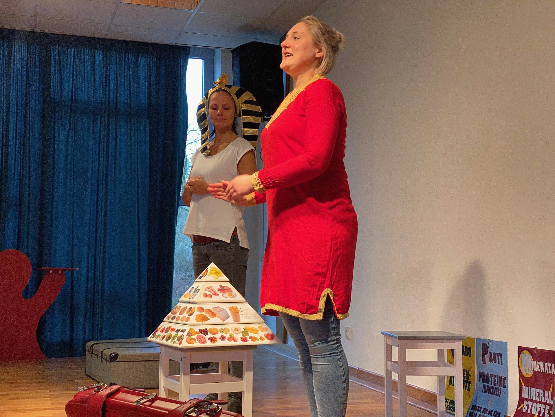 Theaterszene mit Pharao und Baumeister der Ernährungspyramide.