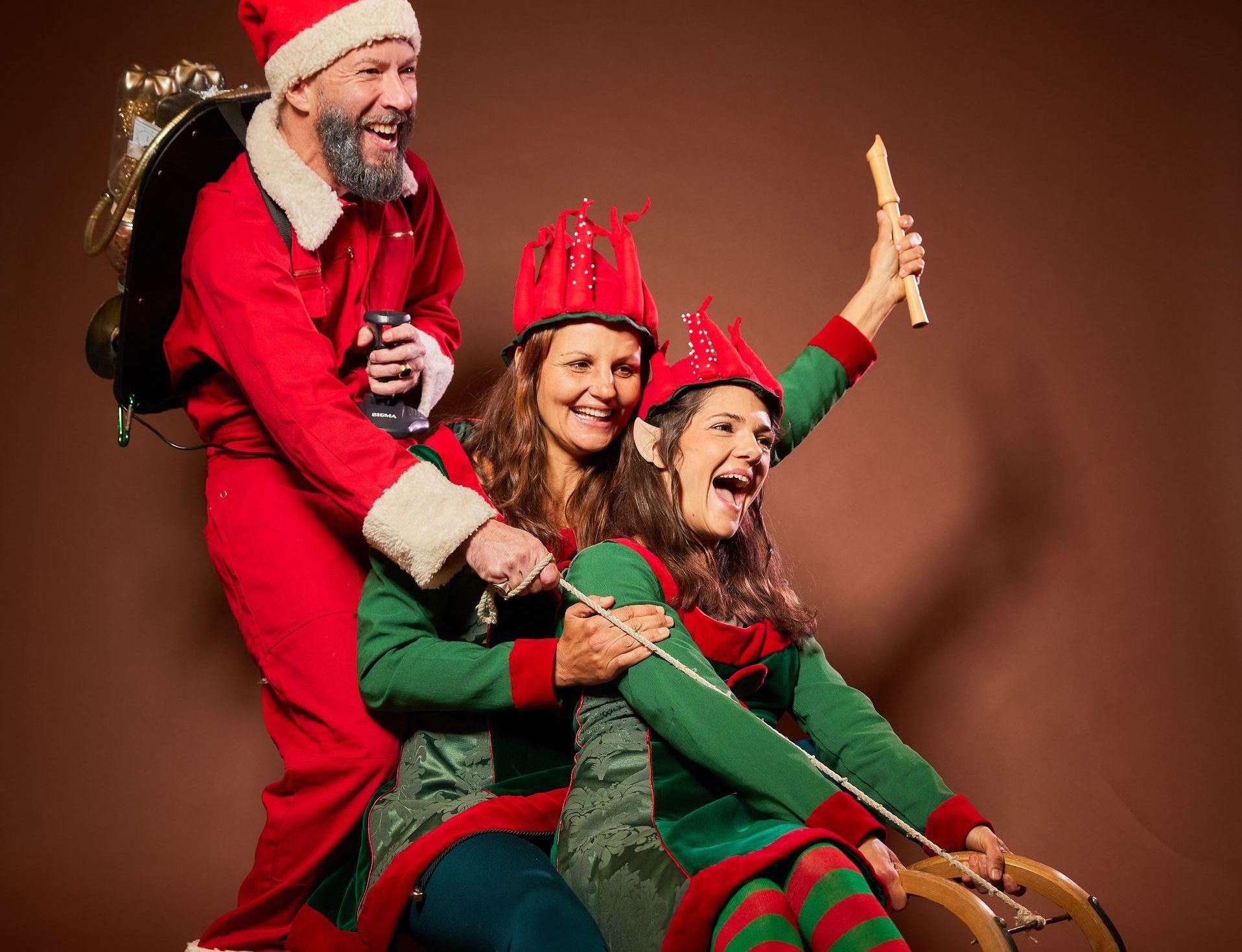 Weihnachtsmann mit zwei Elfen.
