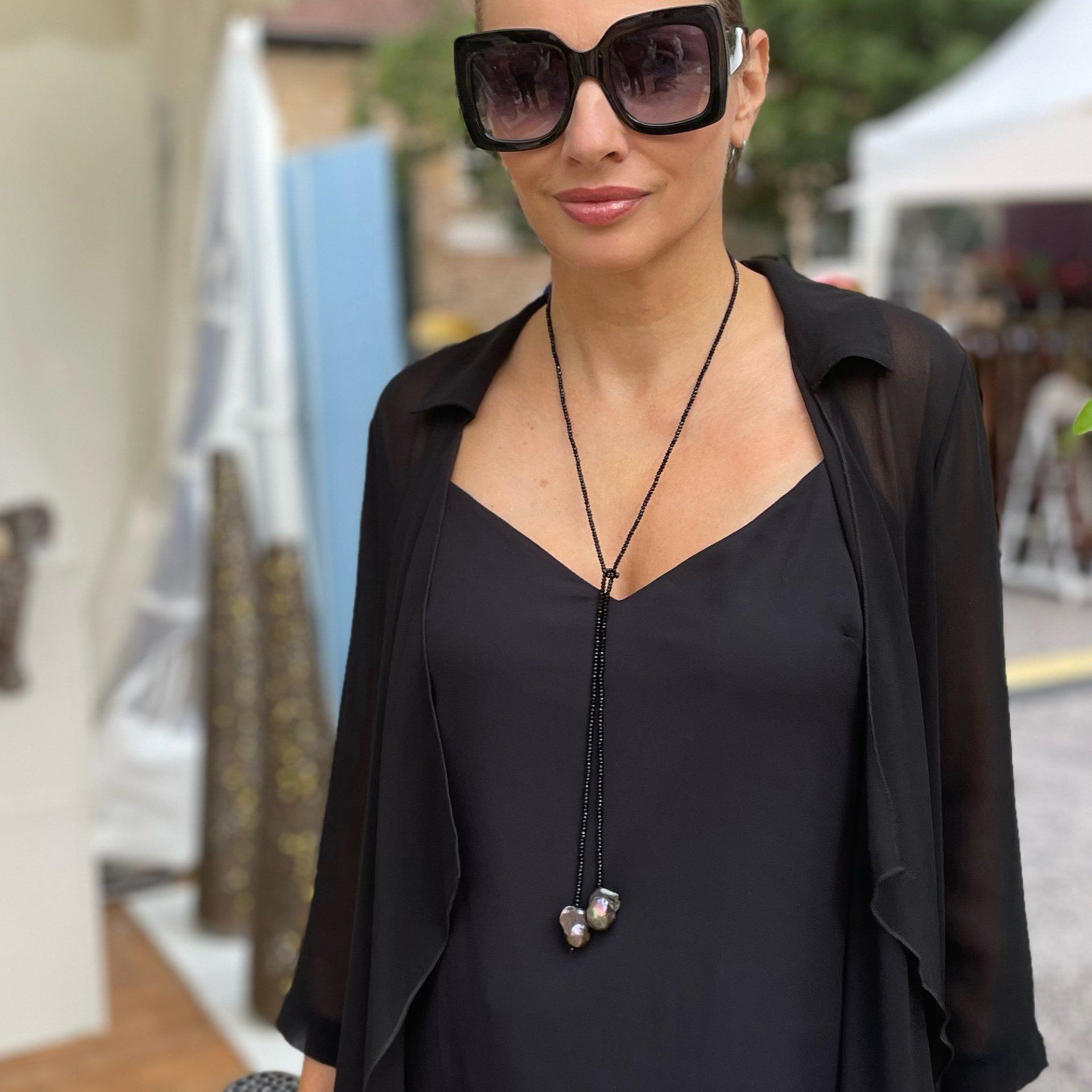 Model mit schwarzer Kristallkette