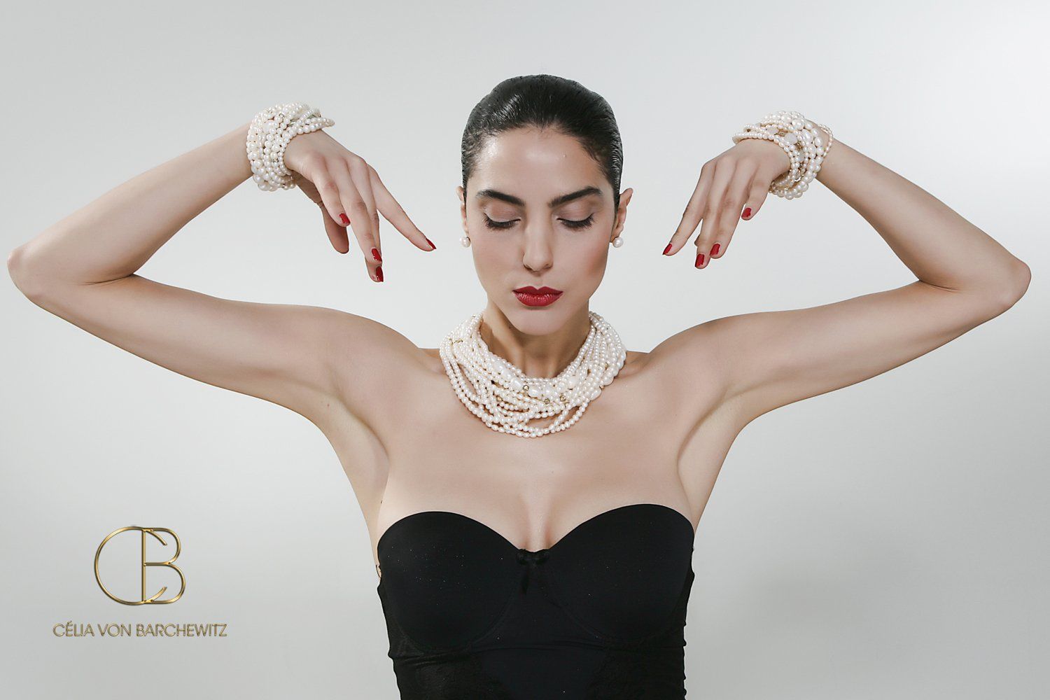 Model mit opulentem Schmuck Perlencollier und Armband