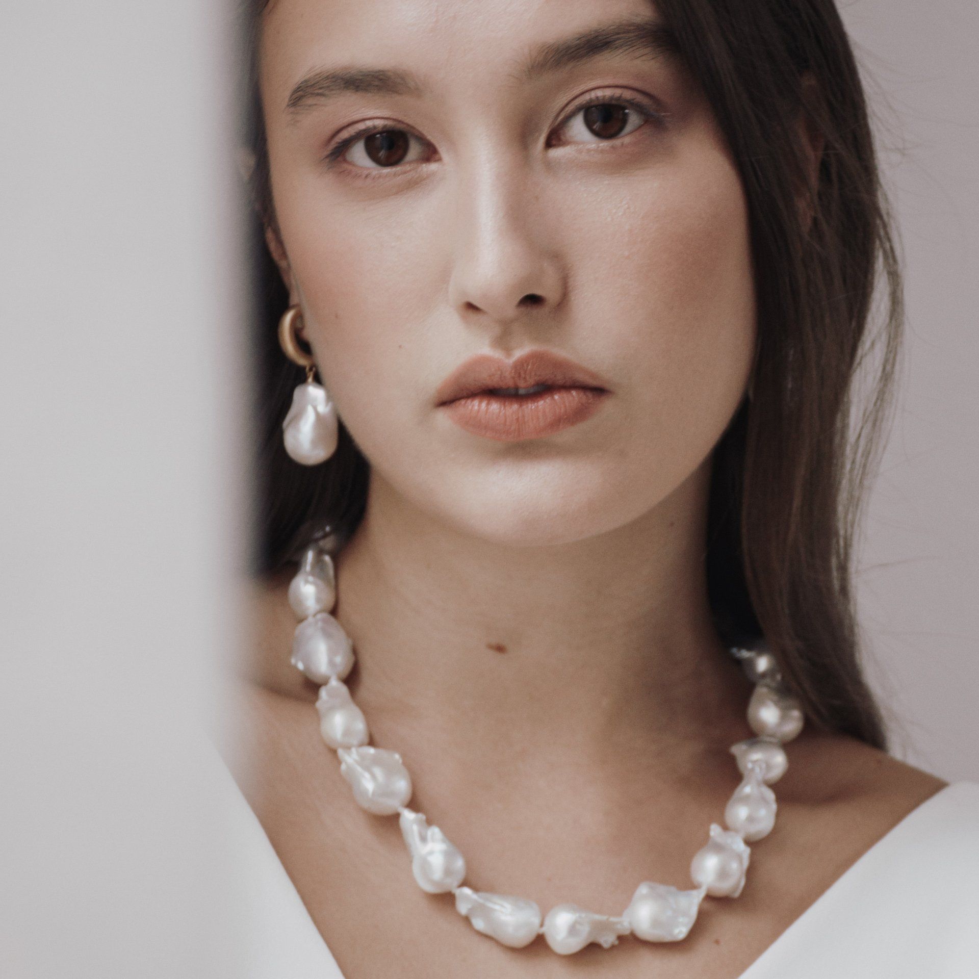 Model mit kurzer Barock-Perlenkette