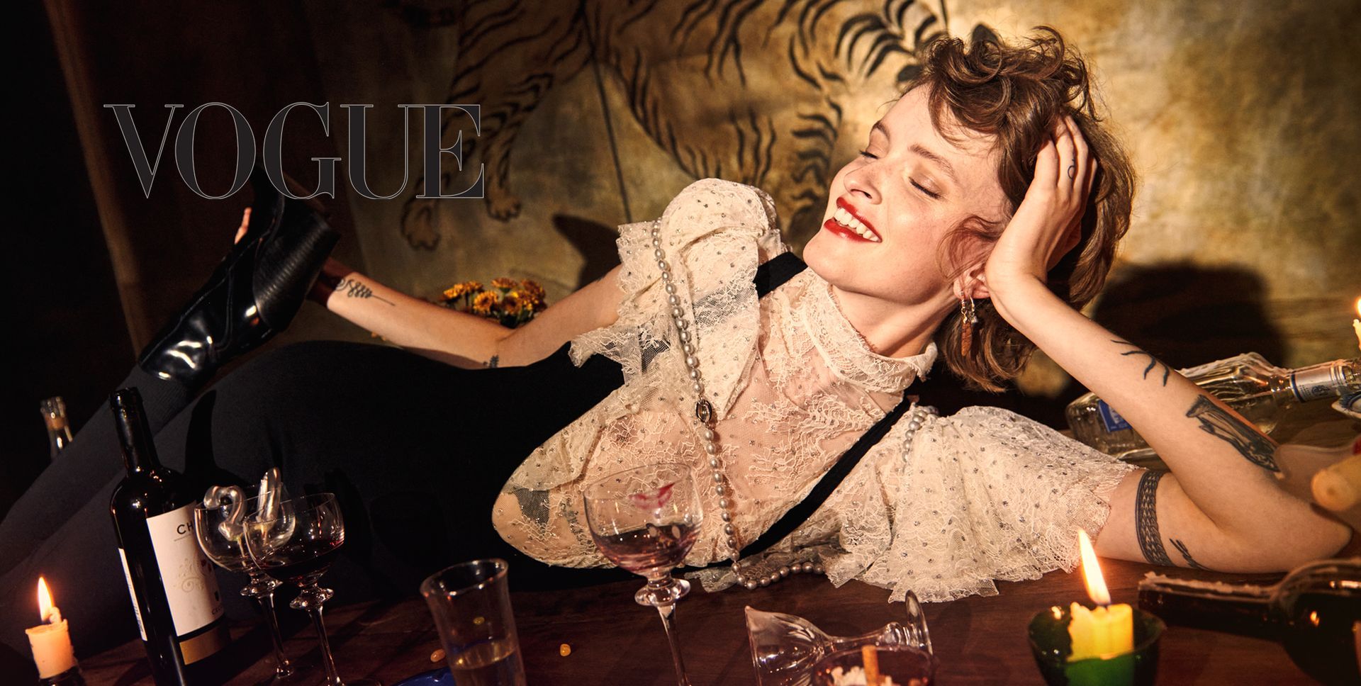 Veröffentlichung Vogue Portugal, Model seitlich auf Tisch liegend mit grauer langer Perlenkette