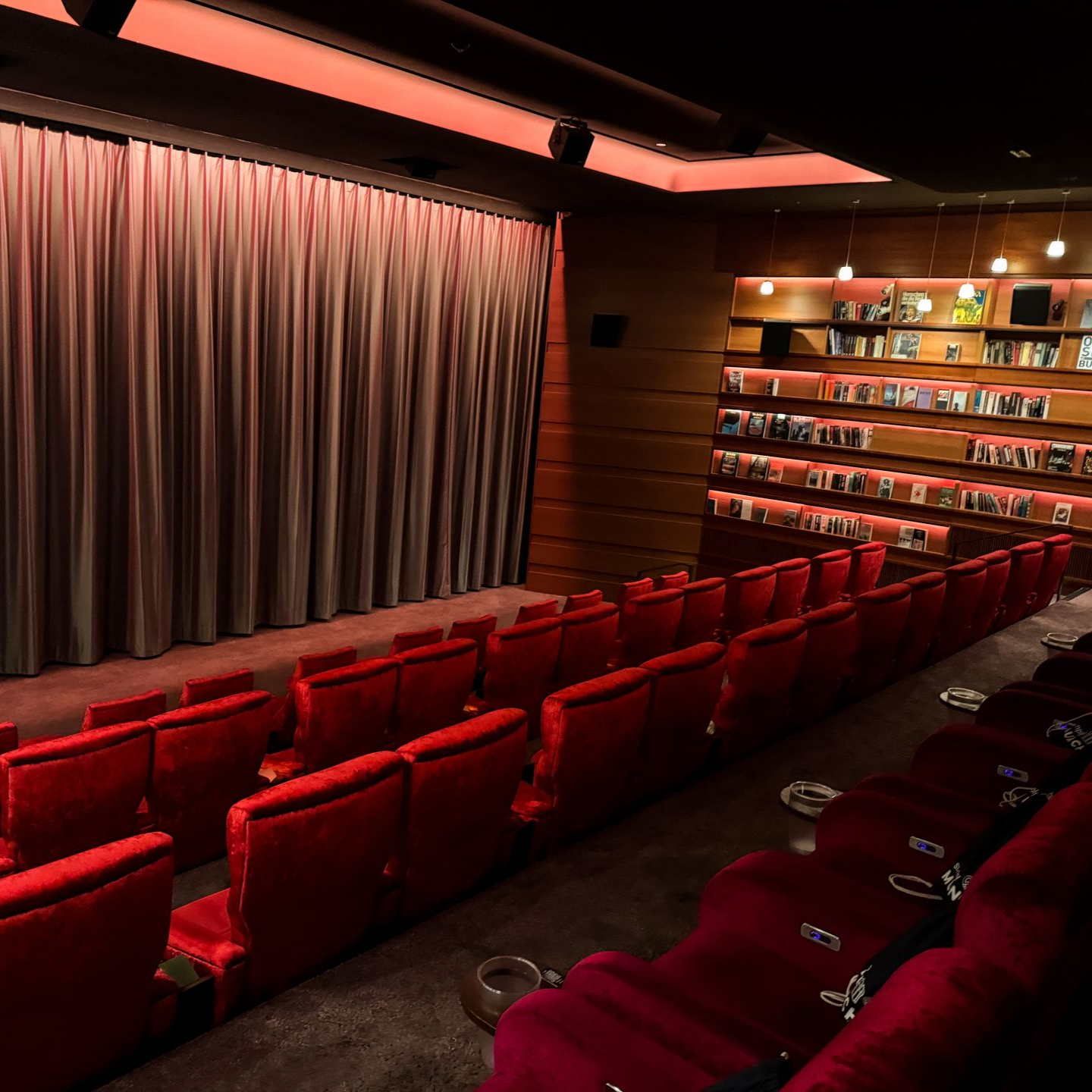 Blick in einem Kinosaal mit roten Luxussessel