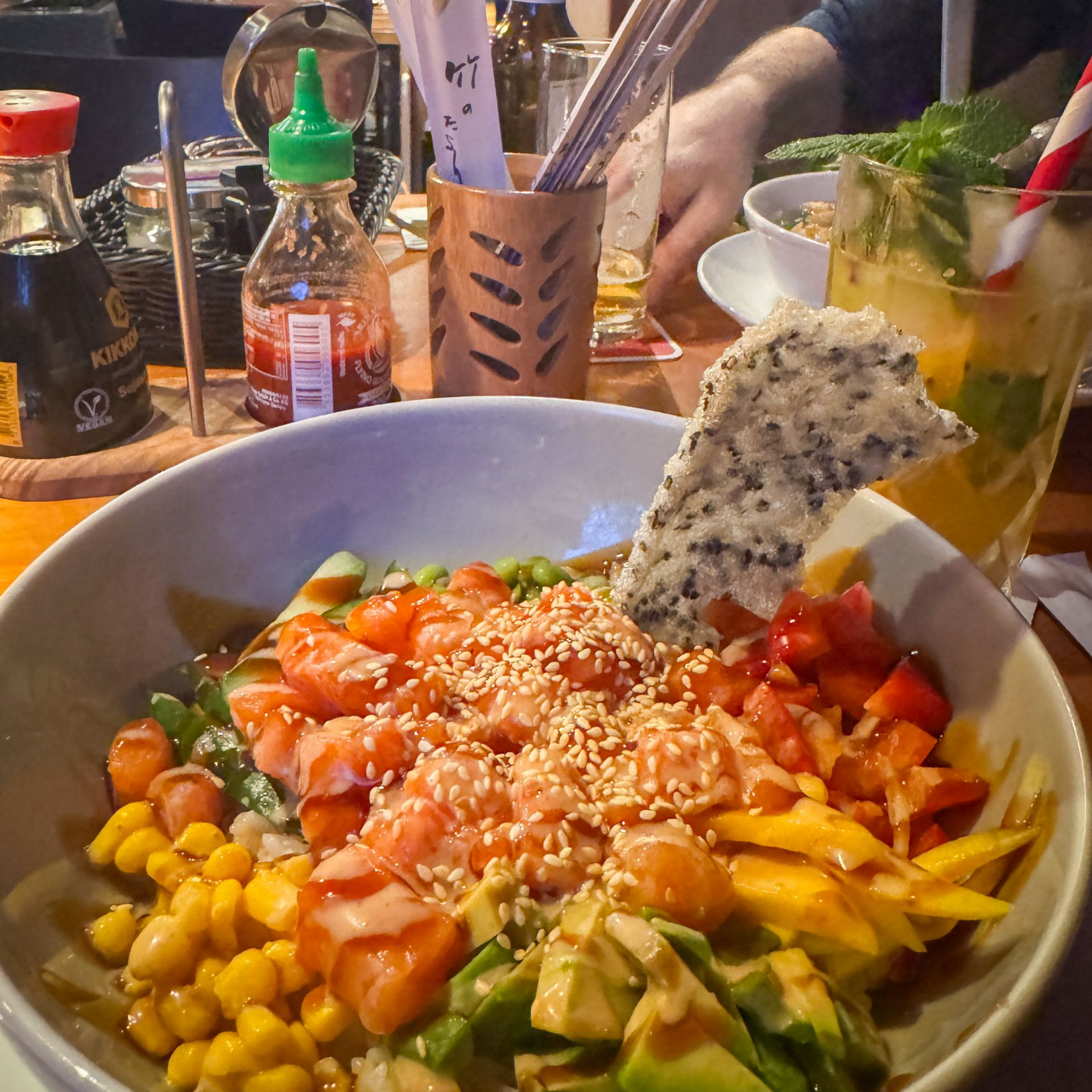 Blick auf eine frisch zubereitete Lachsbowl