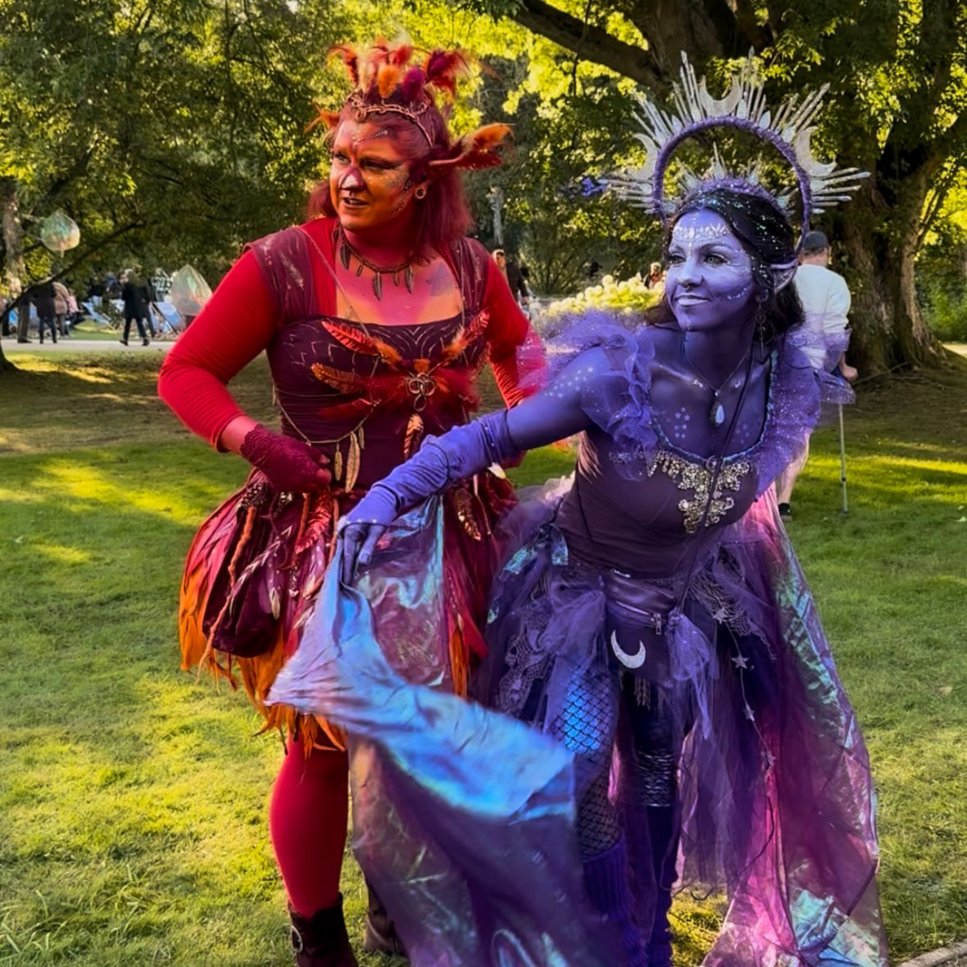 Blick auf zwei Feen, welche die Besucher begrüßen