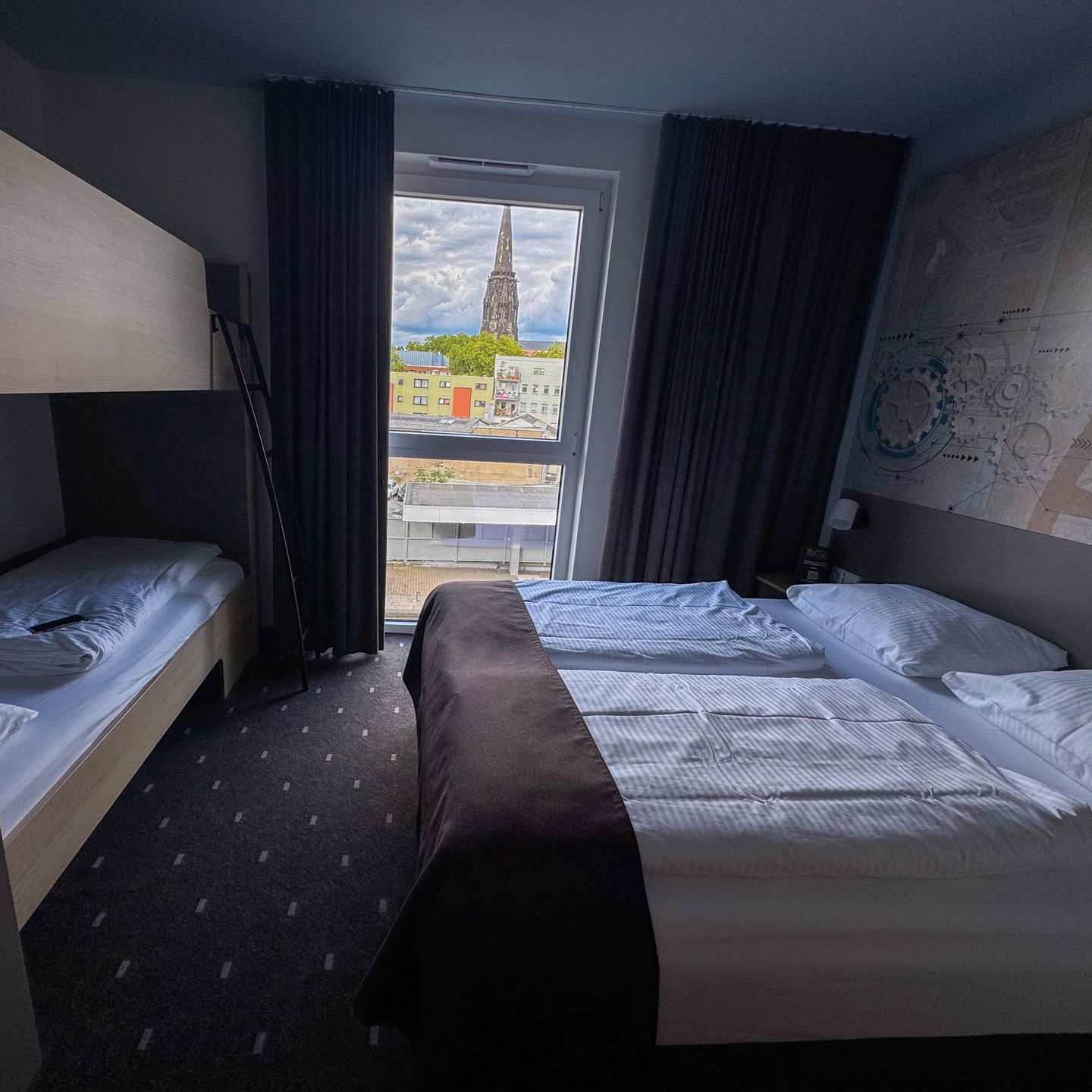 Blick in ein Familienzimmer, durch das Fenster kann man die Christuskirche Bochum sehen