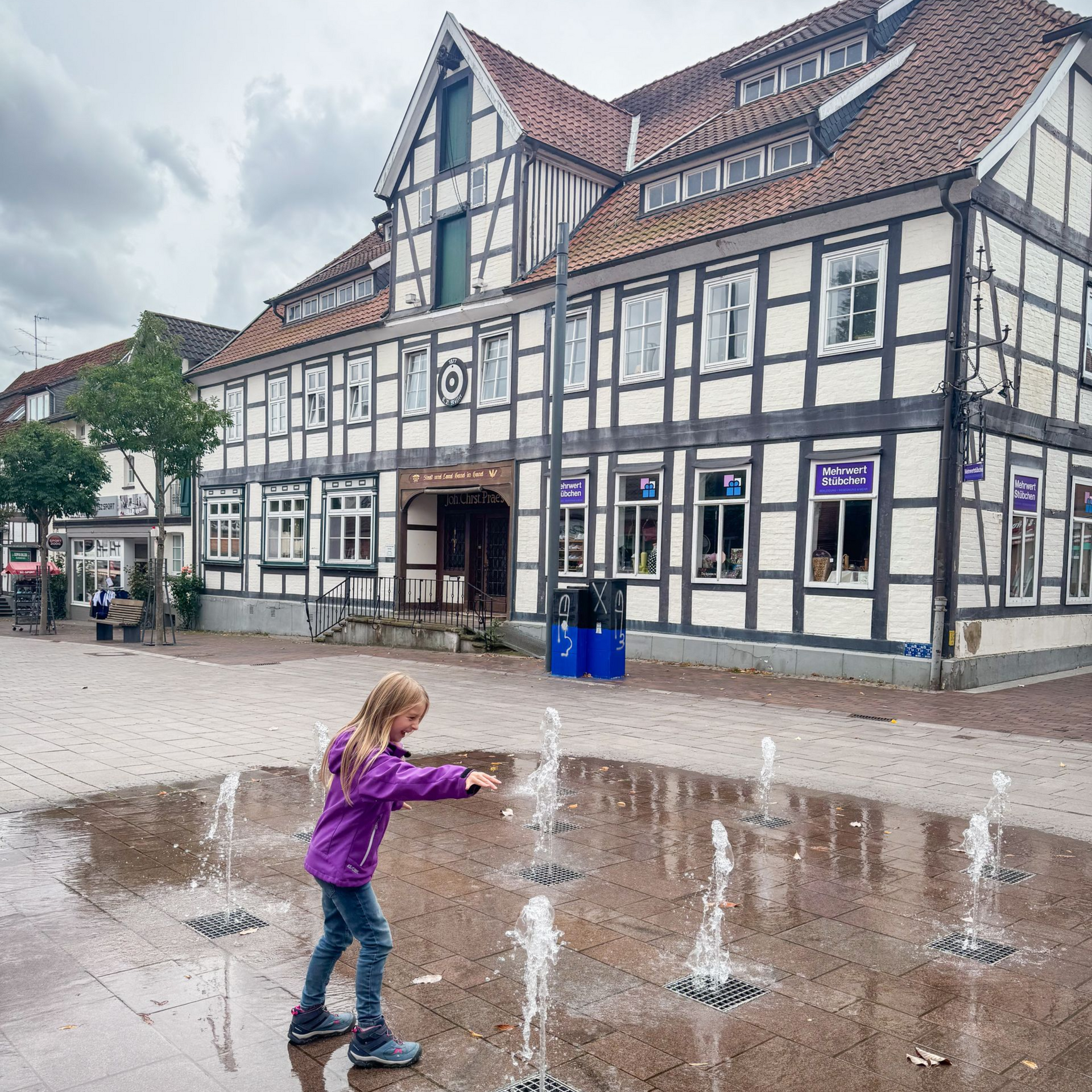 Kind spielt am Wasserspiel in der Altstadt in Bad Bevensen