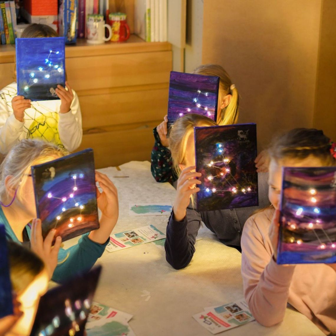 Kindergeburtstag Papijo Eventhaus Kinder zeigen ihr selbstgemachtes Sternzeichenbild