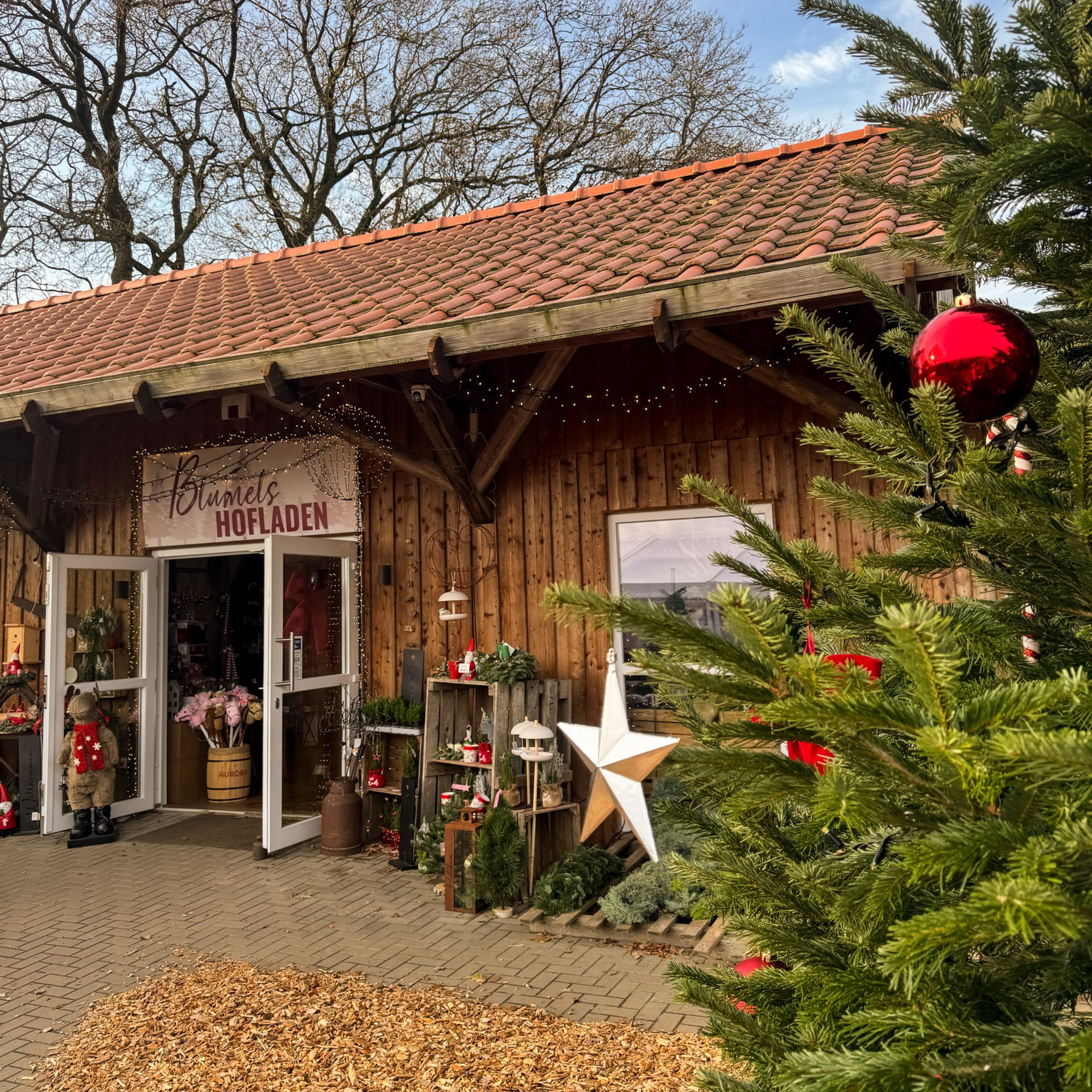 Niedersachsen mit Kind Blick auf den geschmückten Hofladen