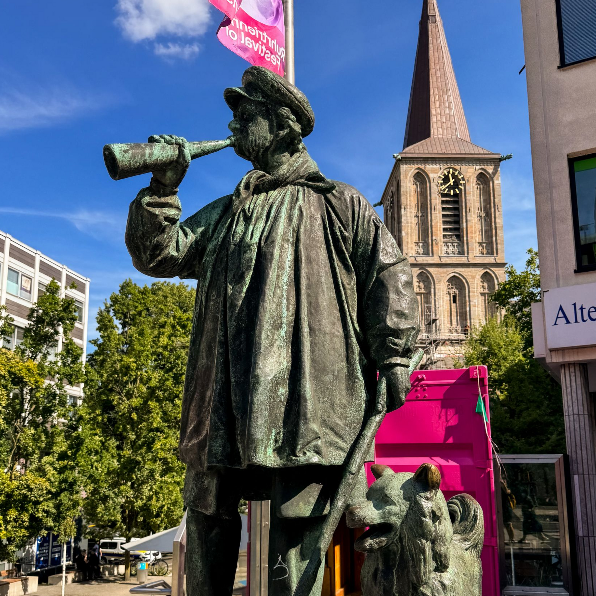 Blick auf das Kuhhirtendenkmal mit der Peter & Paul Kirche im Hintergrund