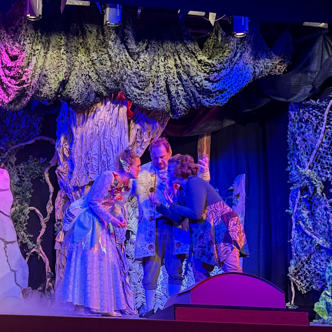 Hamburg Weihnachten die Elfen beraten sich auf der Bühne, wie sie das Rätsel des Drachens lösen können