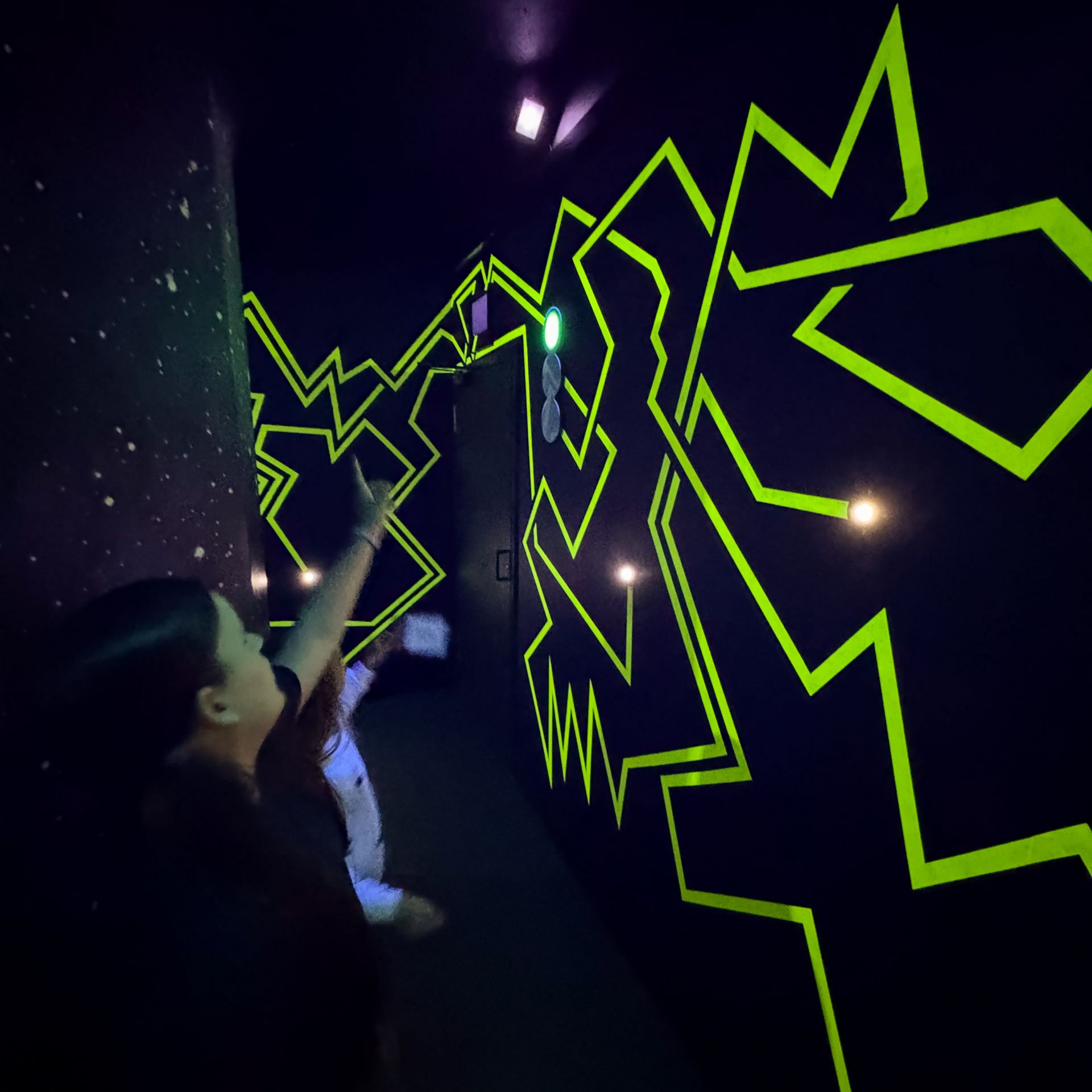 Blick in einen Quest Raum, zwei Kinder versuchen das Sternenrätsel zu lösen