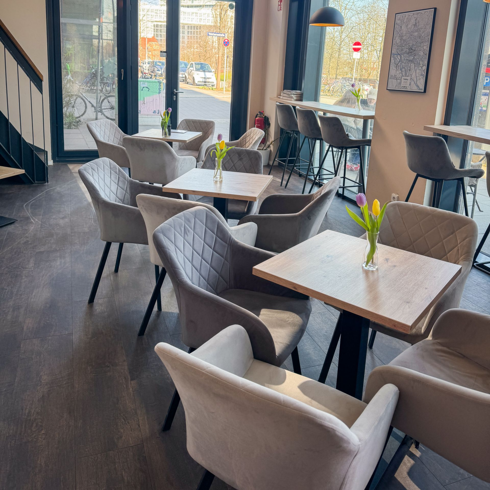 Blick in den Sitzbereich im Cafe