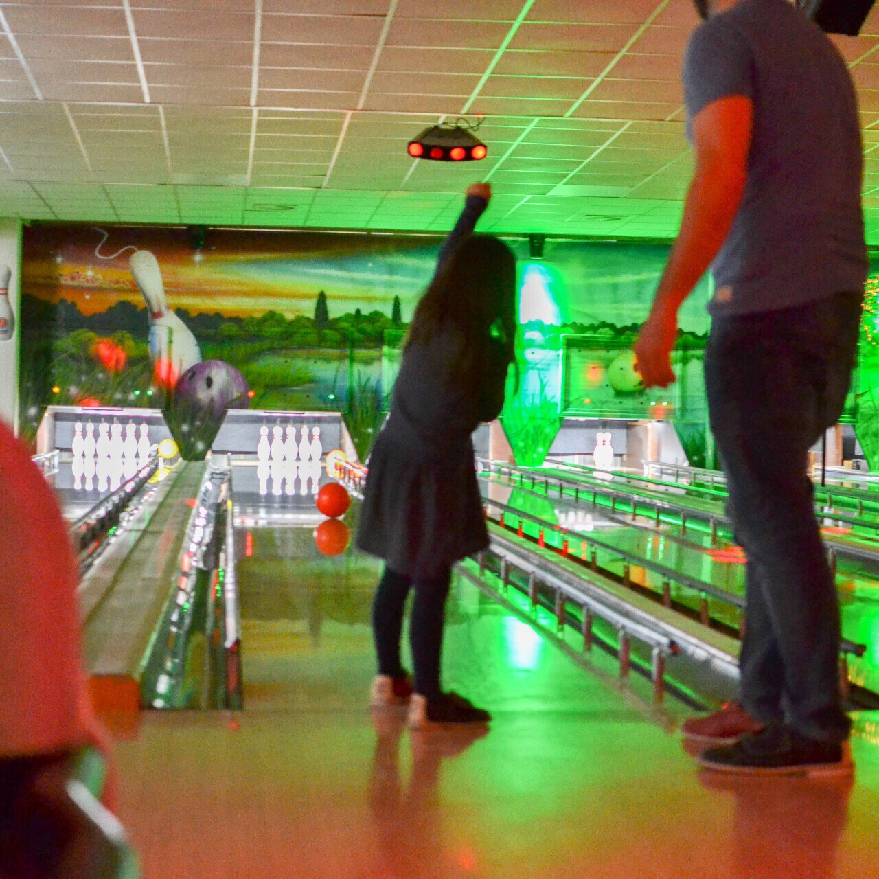 Kindergeburtstag Bowlingcenter Norderstedt Kind freut sich über die Bowlingkugel die zu den Pins rollt