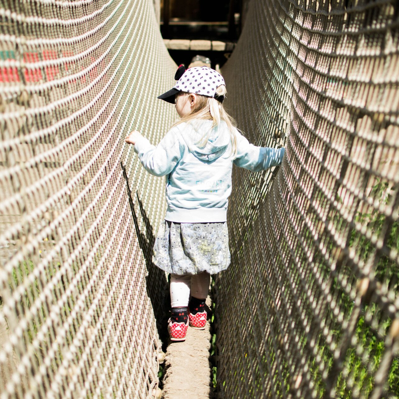 Schleswig-Holstein mit Kind Wildpark Eekholt Mädchen geht über eine Hängebrücke