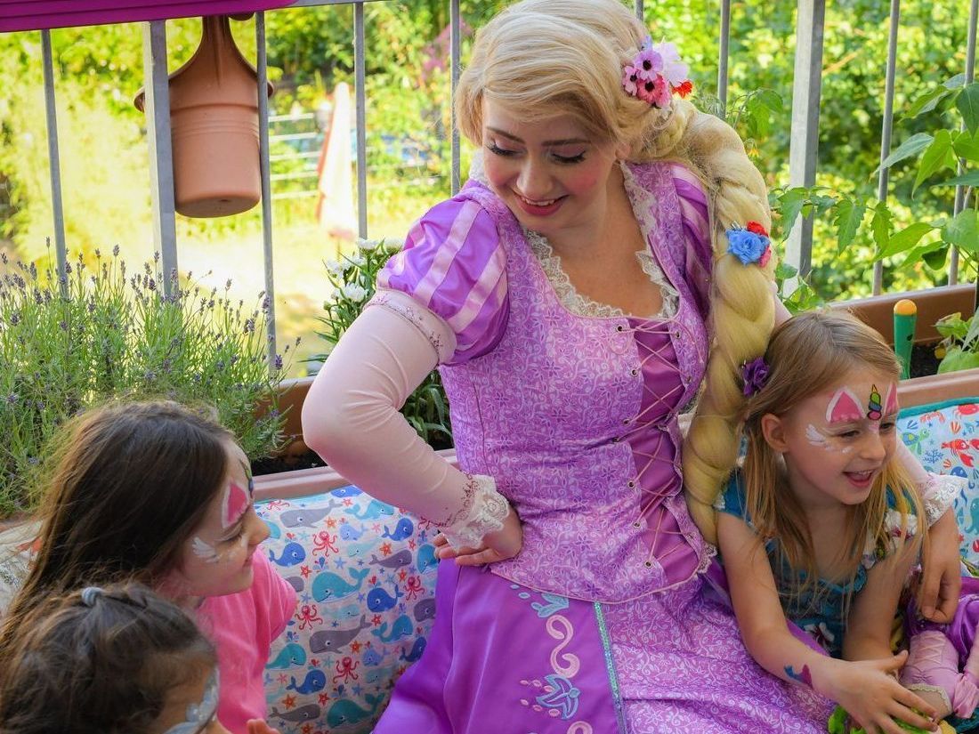 Kindergeburtstag Rapunzel mit lachenden Kindern auf einen Kindergeburtstag