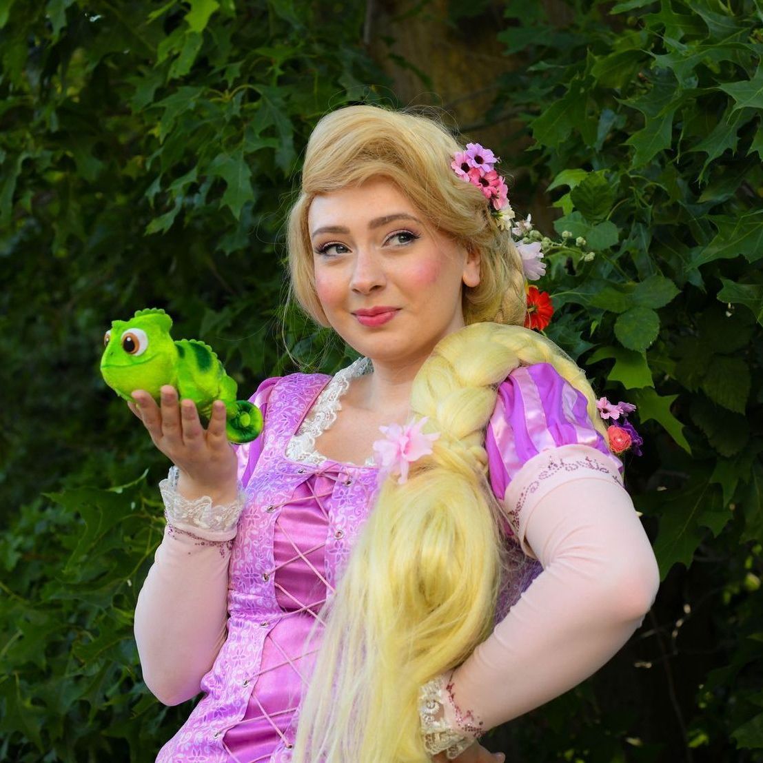 Kindergeburtstag Rapunzel lächelt in die Kamera