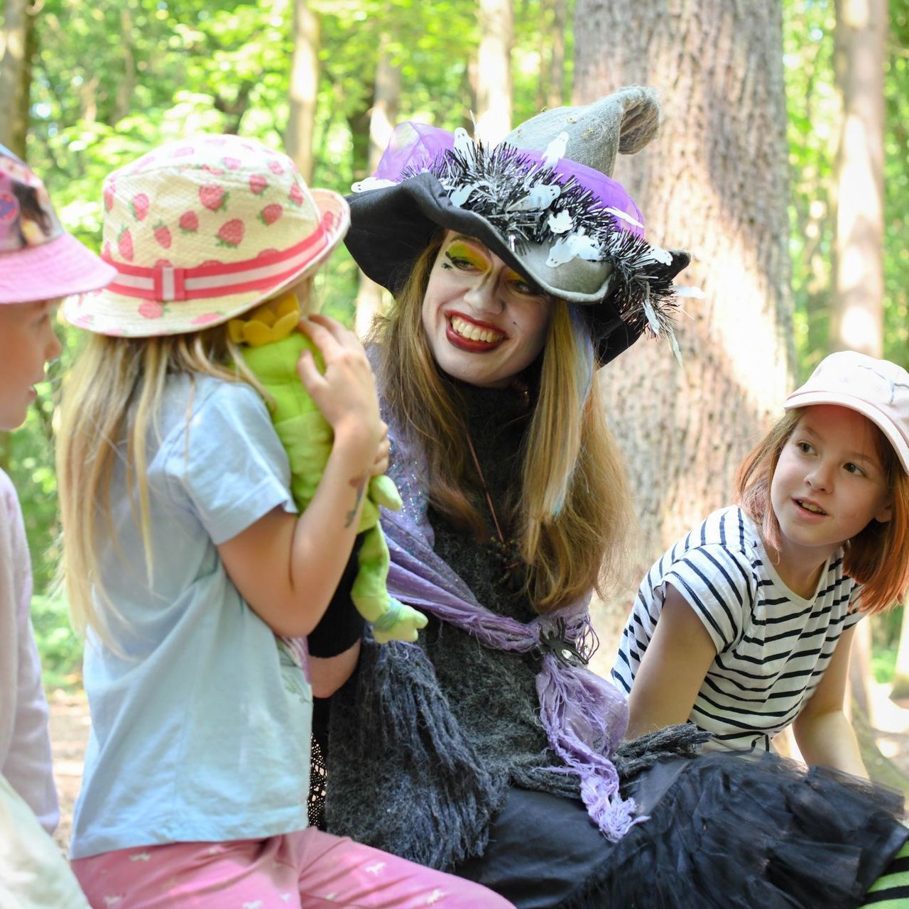 Kindergeburtstag Hexe Mirabella Krötenschleim lacht die Kinder an