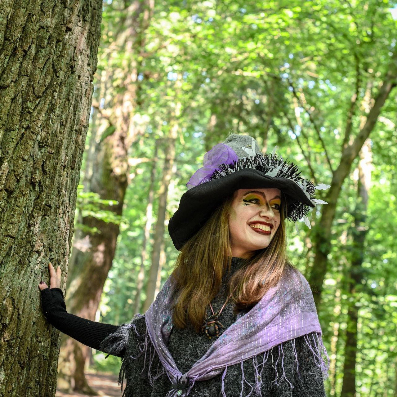 Hamburg für Kinder Hexe Mirabella Krötenschleim eine Hexe lacht aus dem Wald