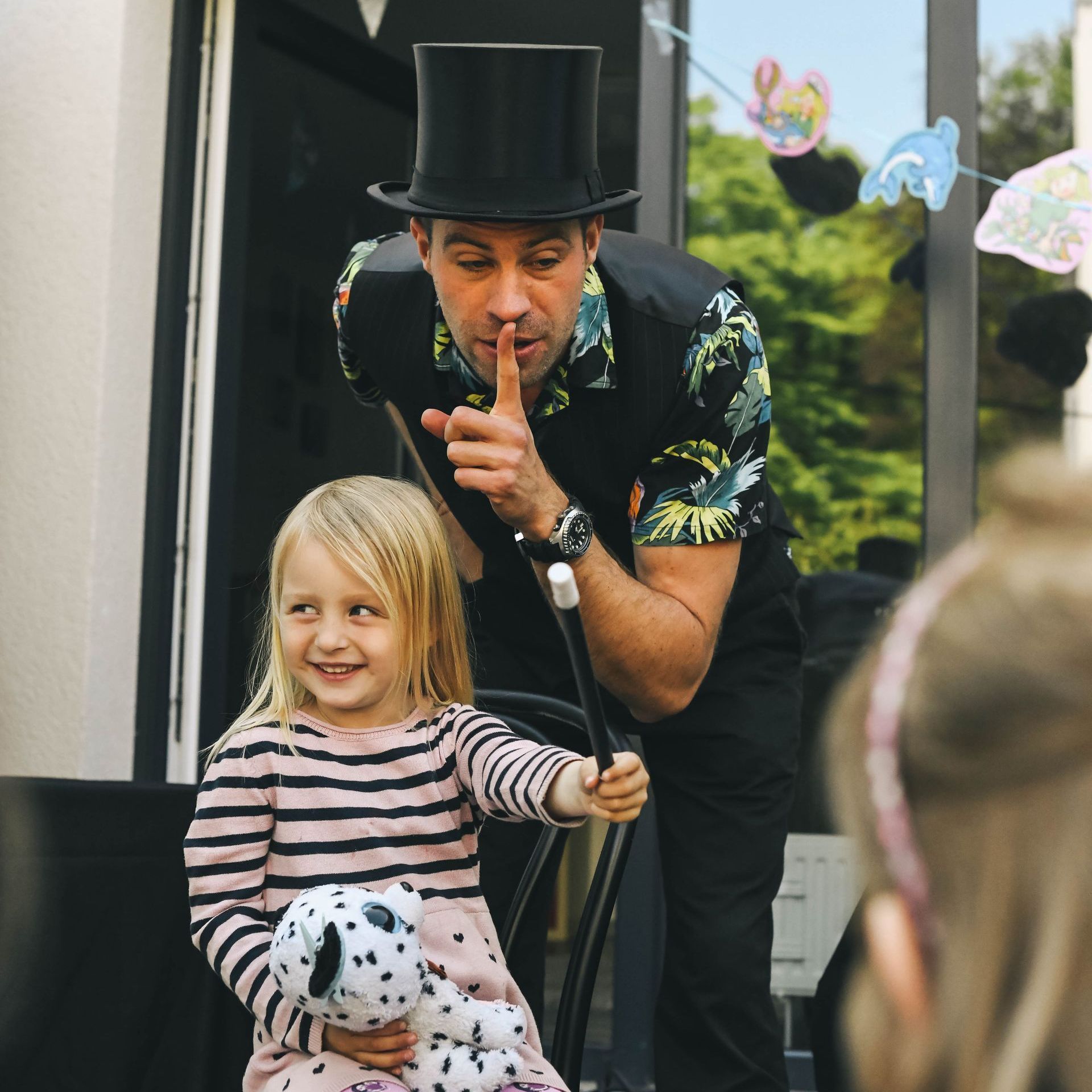 Kindergeburtstag kleines Mädchen versucht mit den Zauberer zu zaubern
