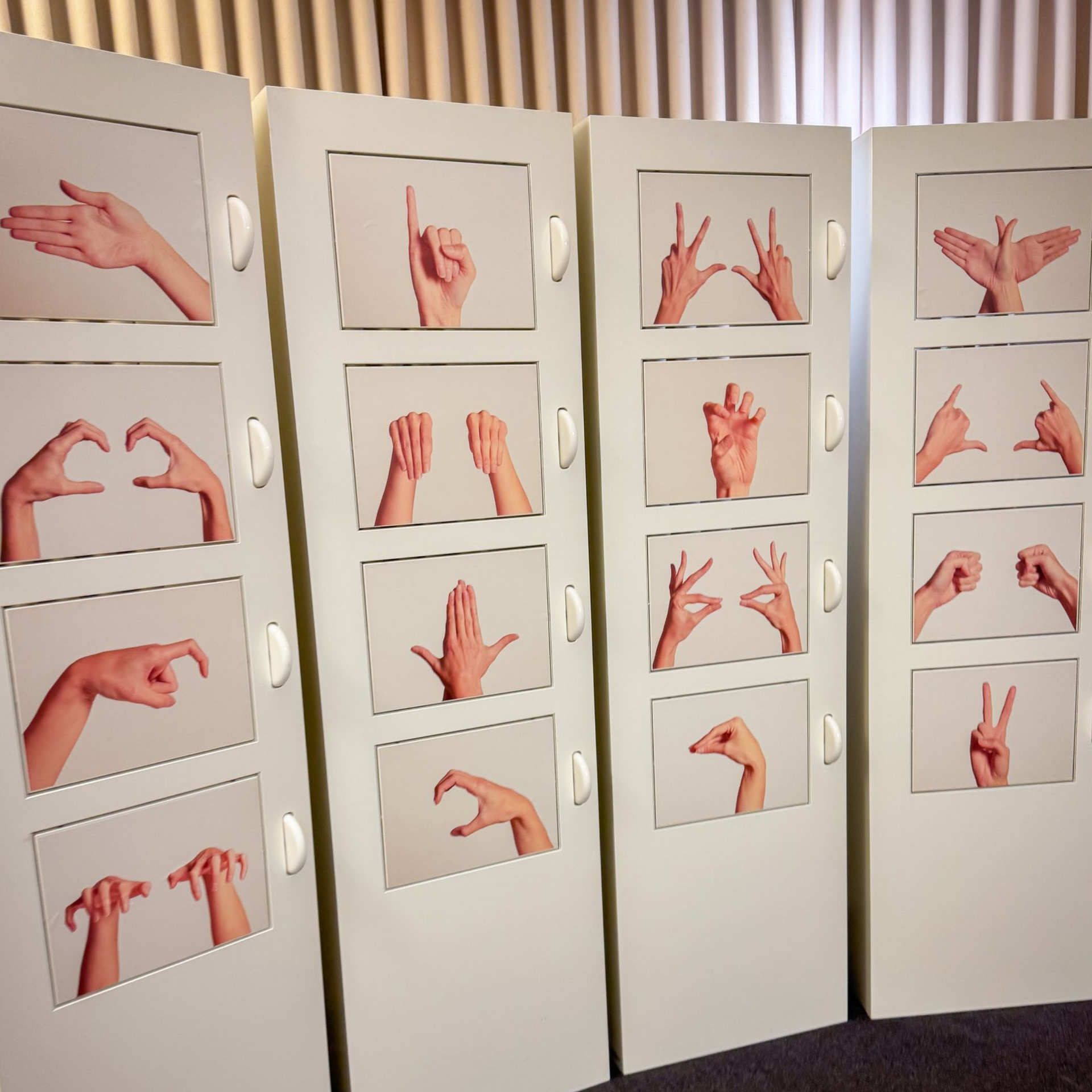 Blick auf eine Tafel mit Zeichensprache