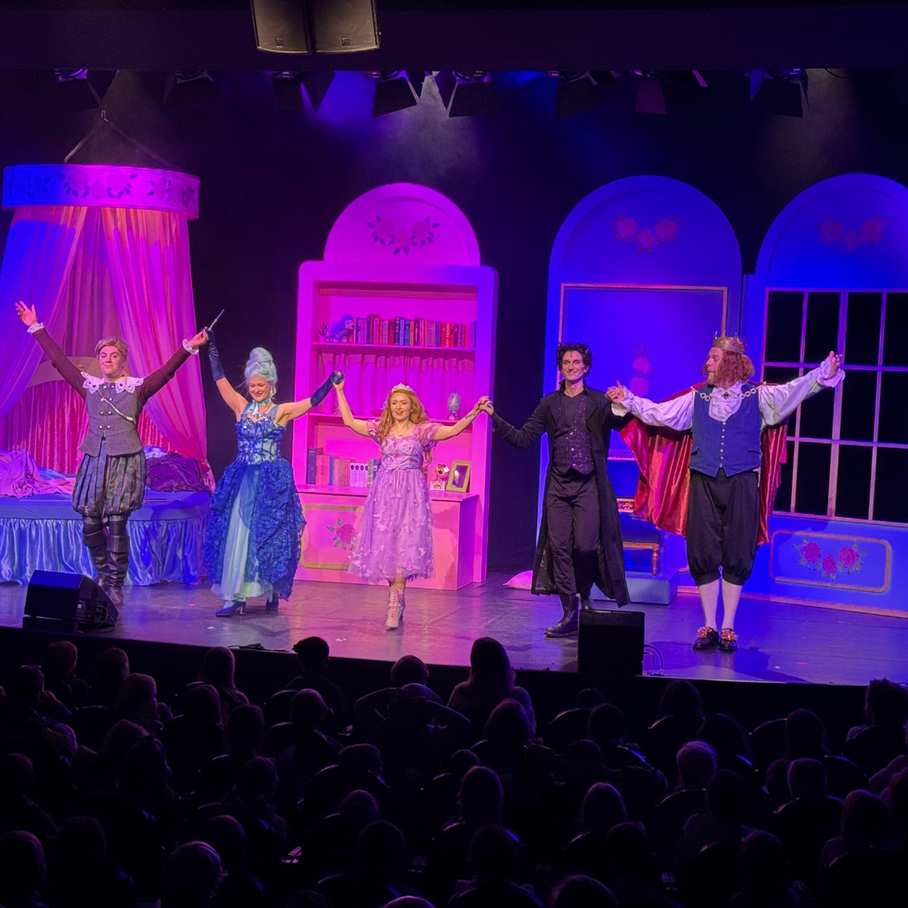 Hamburg Ausflugsziel Komödie Winterhuder Fährhaus Darsteller beim Schlussapplaus auf der Bühne