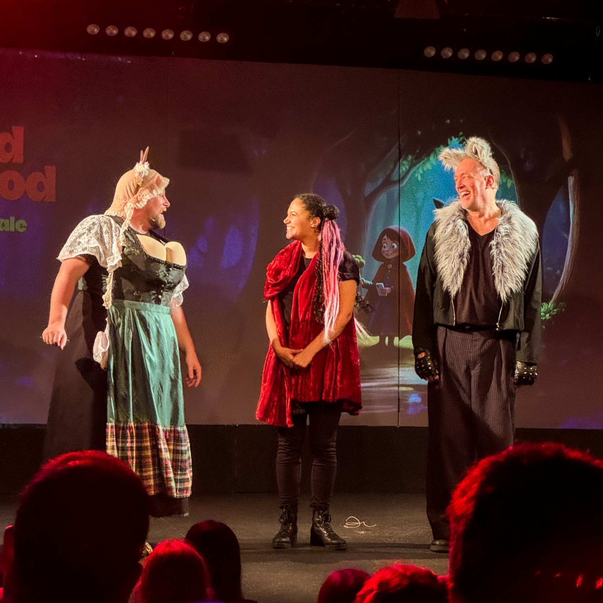 Hamburg für Kinder die drei Schauspieler freuen sich über den Abschlussapplaus