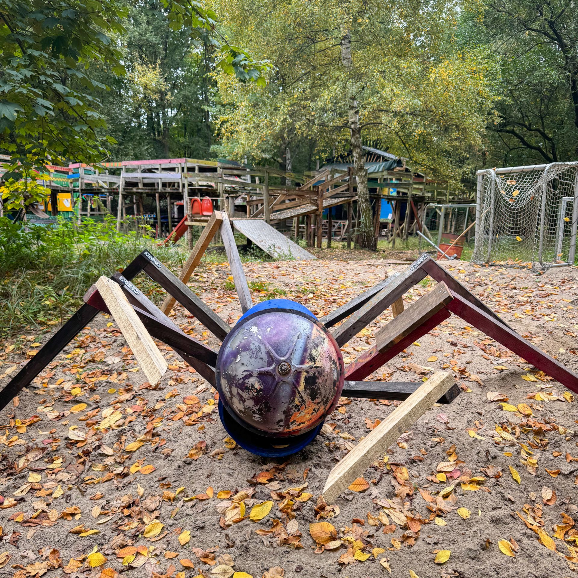 Hamburg Tipp Blick auf den Baui Spielbereich mit einer großen selbstgebauten Spinne