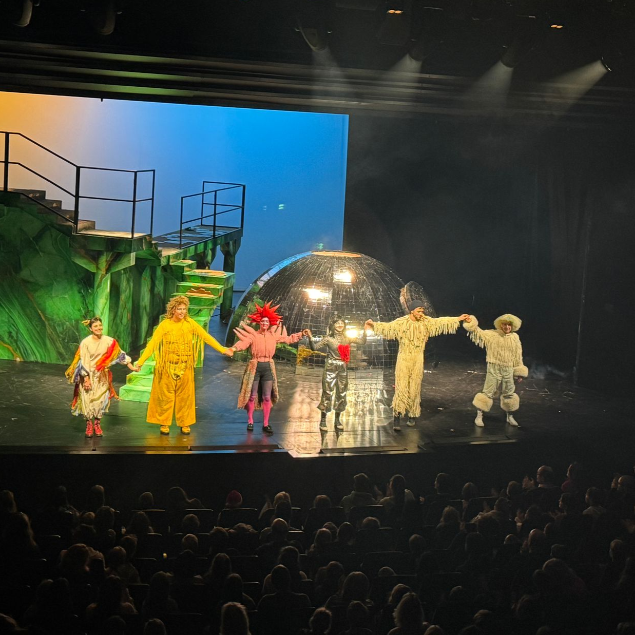 Hamburg für Kinder Blick auf die Schauspieler, welche Hand in Hand beim Abschlussapplaus auf der Bühne stehen
