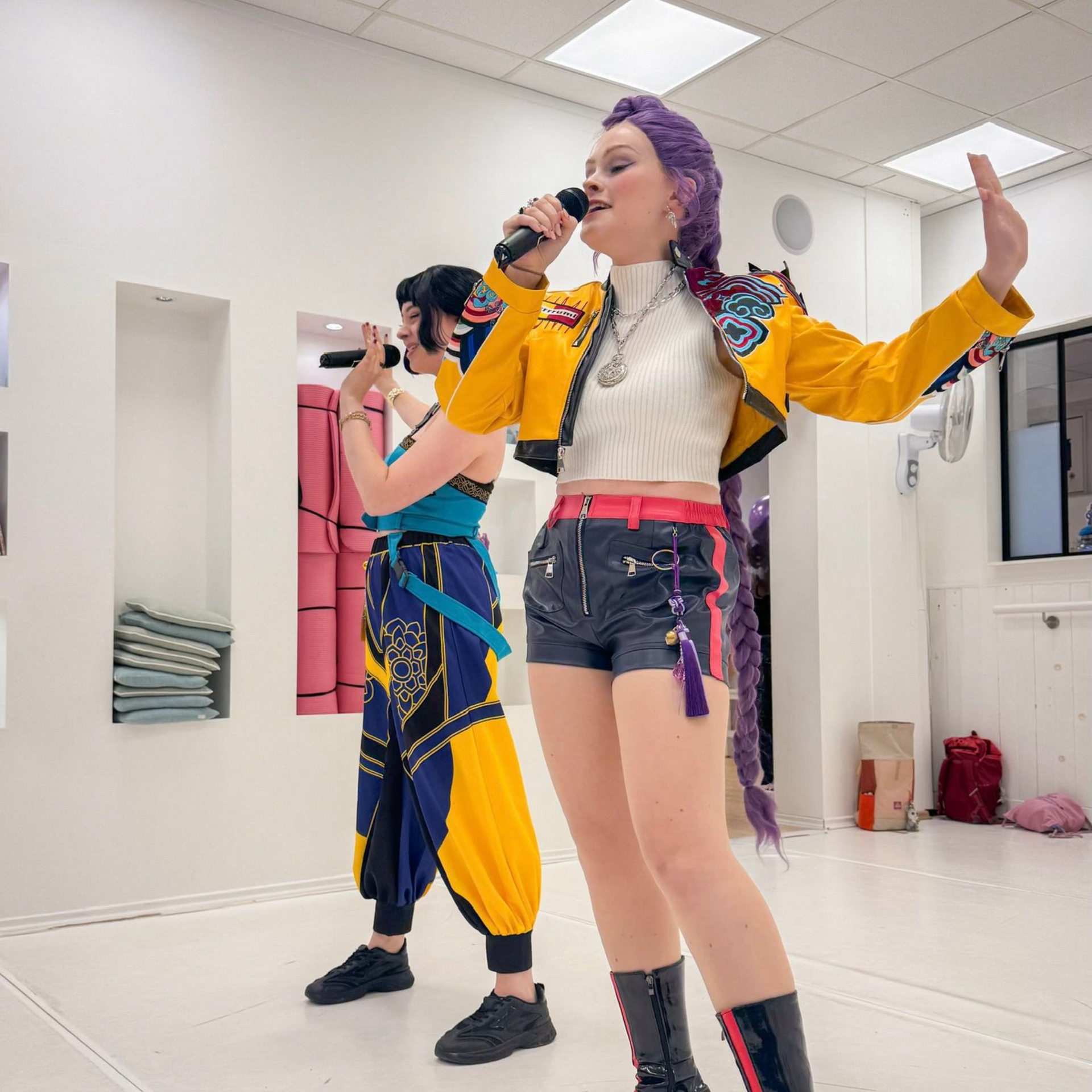 Hamburg für Kinder Blick auf zwei singende K-Pop Demon Hunter