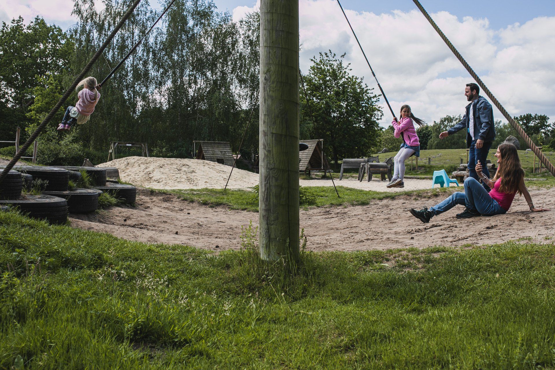 Hamburg Ausflug Kinder schaukeln Eltern schauen zu