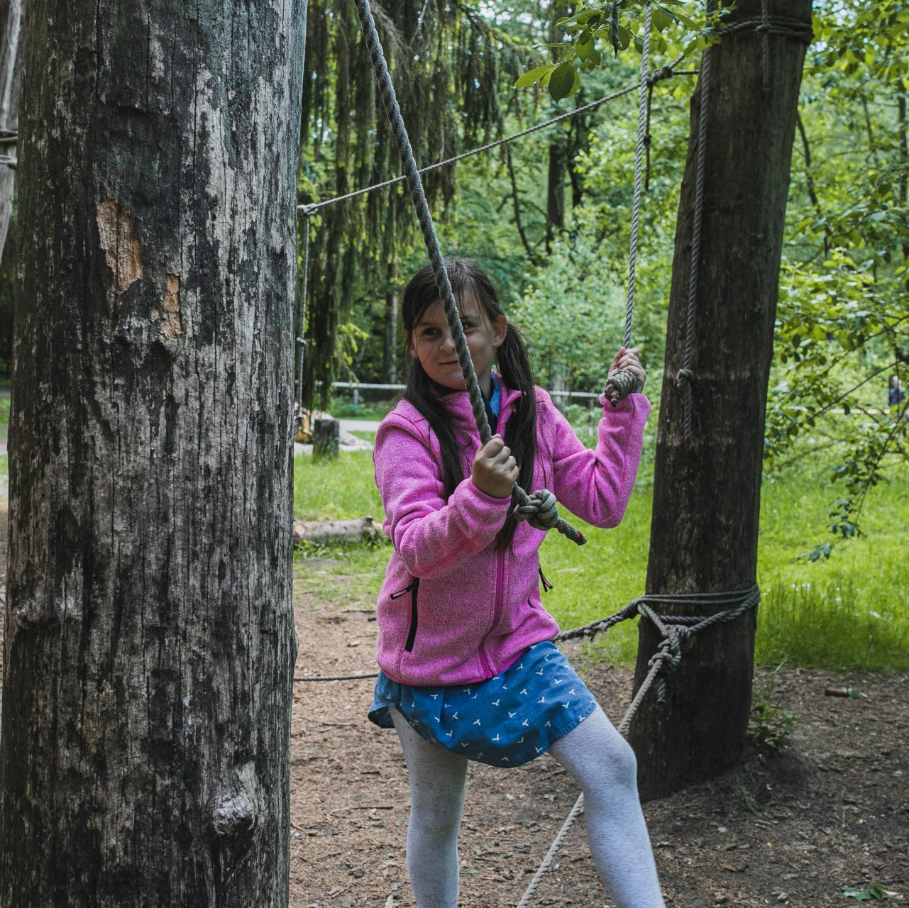 Mädchen auf einen Niedrigseilparcours