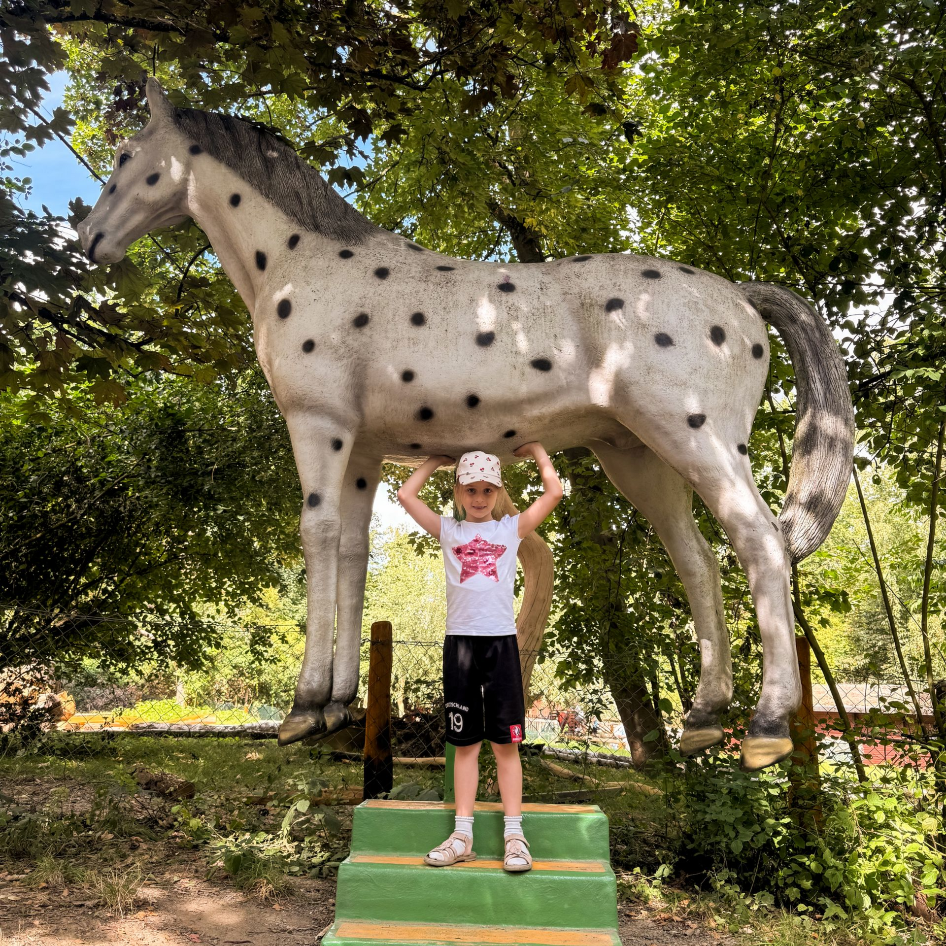 Kind hebt Pipi Langstrumpfs Pferd hoch