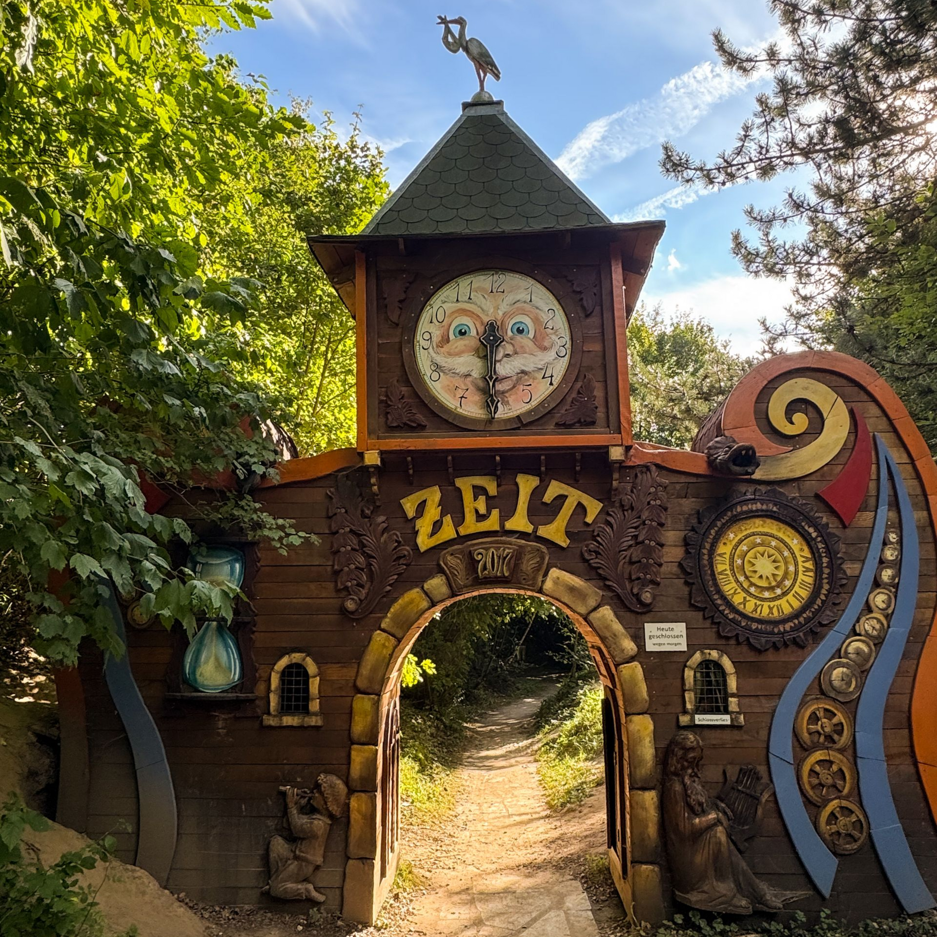 Niedersachsen entdecken Blick auf ein Klettergerüst in Form einer Burg-Uhr mit der Aufschrift Zeit