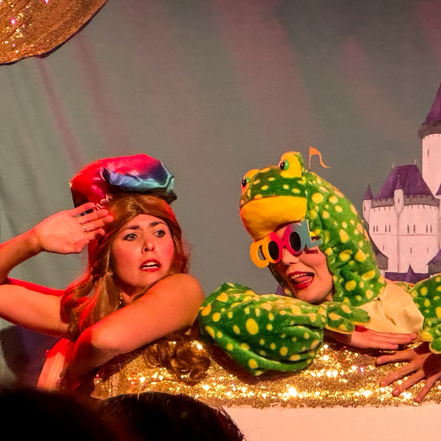 hinter einem Hochspannungszaun stehen zwei Dinos