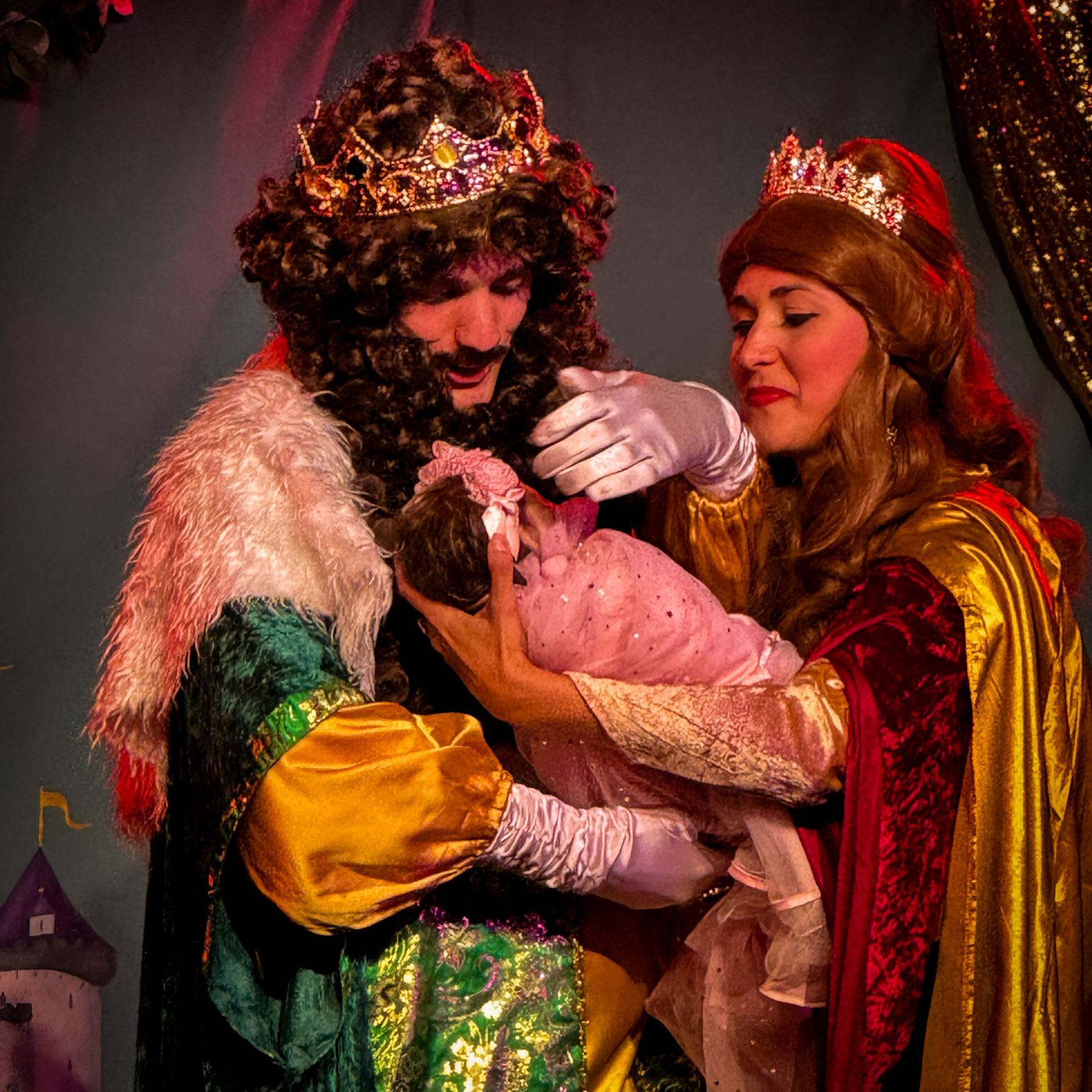 Der König und die Königin bestaunen ihr Erstgeborenes Kind