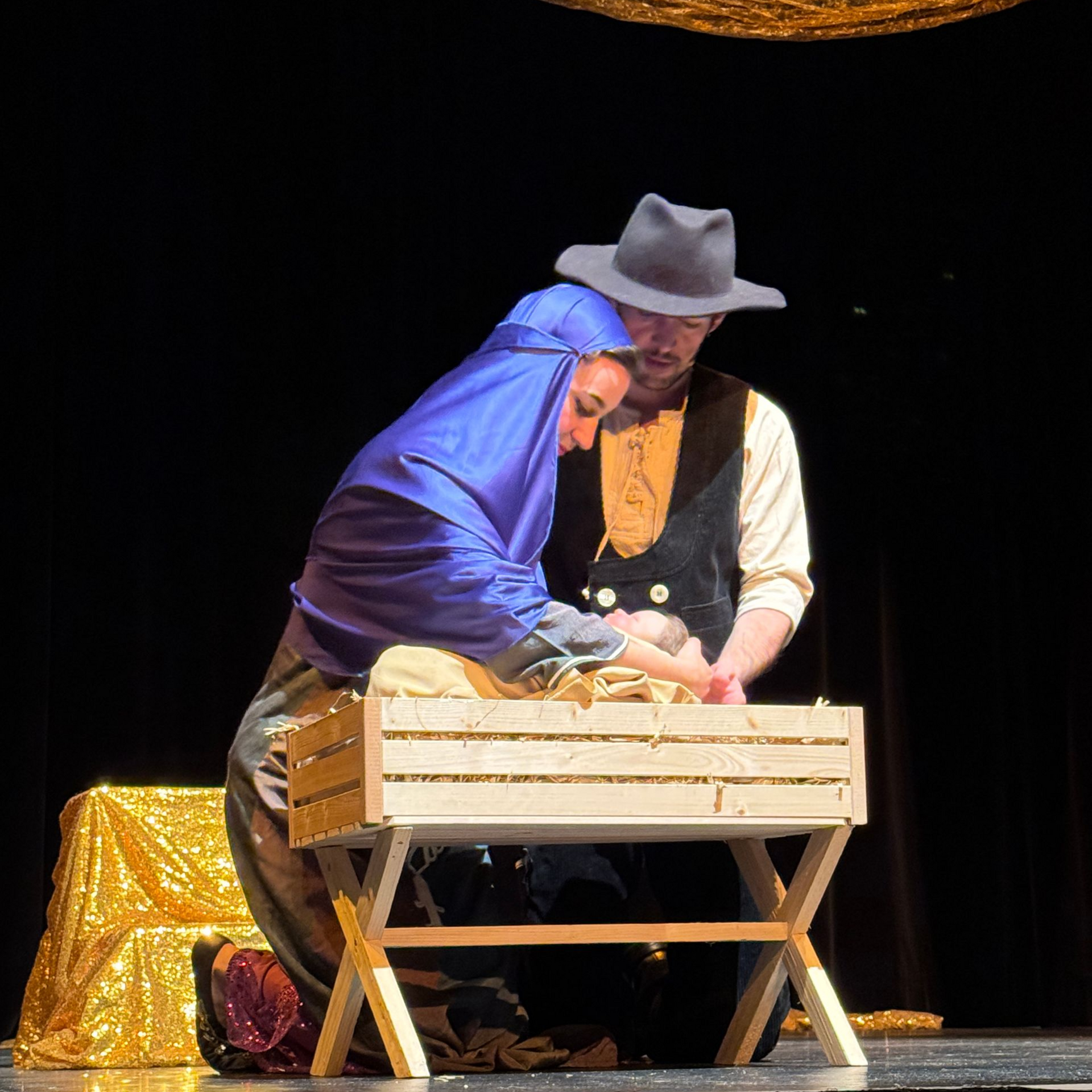 Hamburg für Kinder Galli Theater im Kulturschloss Wandsbek Maria und Joseph sitzen an der Krippe