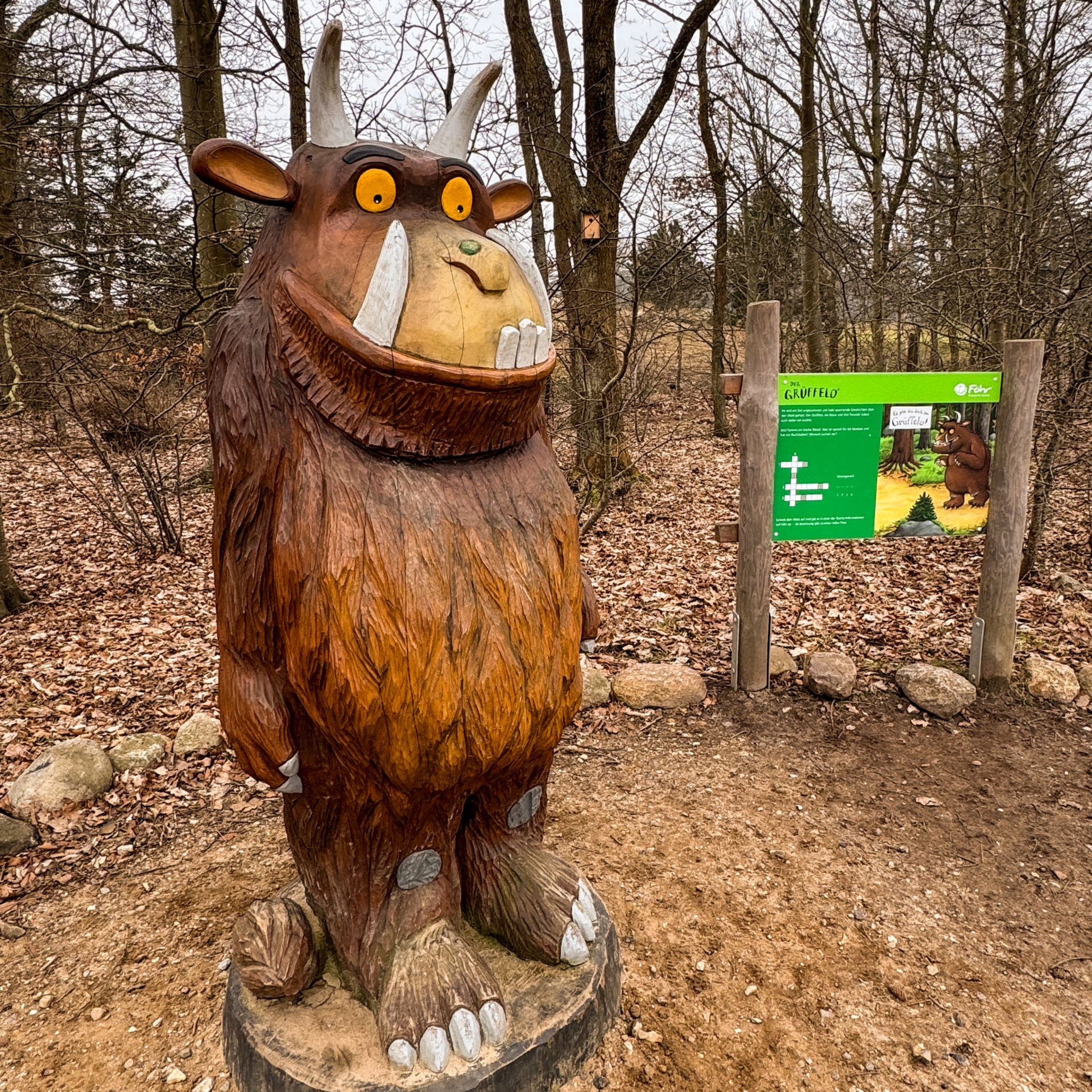 Schleswig-Holstein Tipp Blick auf einen hölzernen lebensgroßen Grüffelo