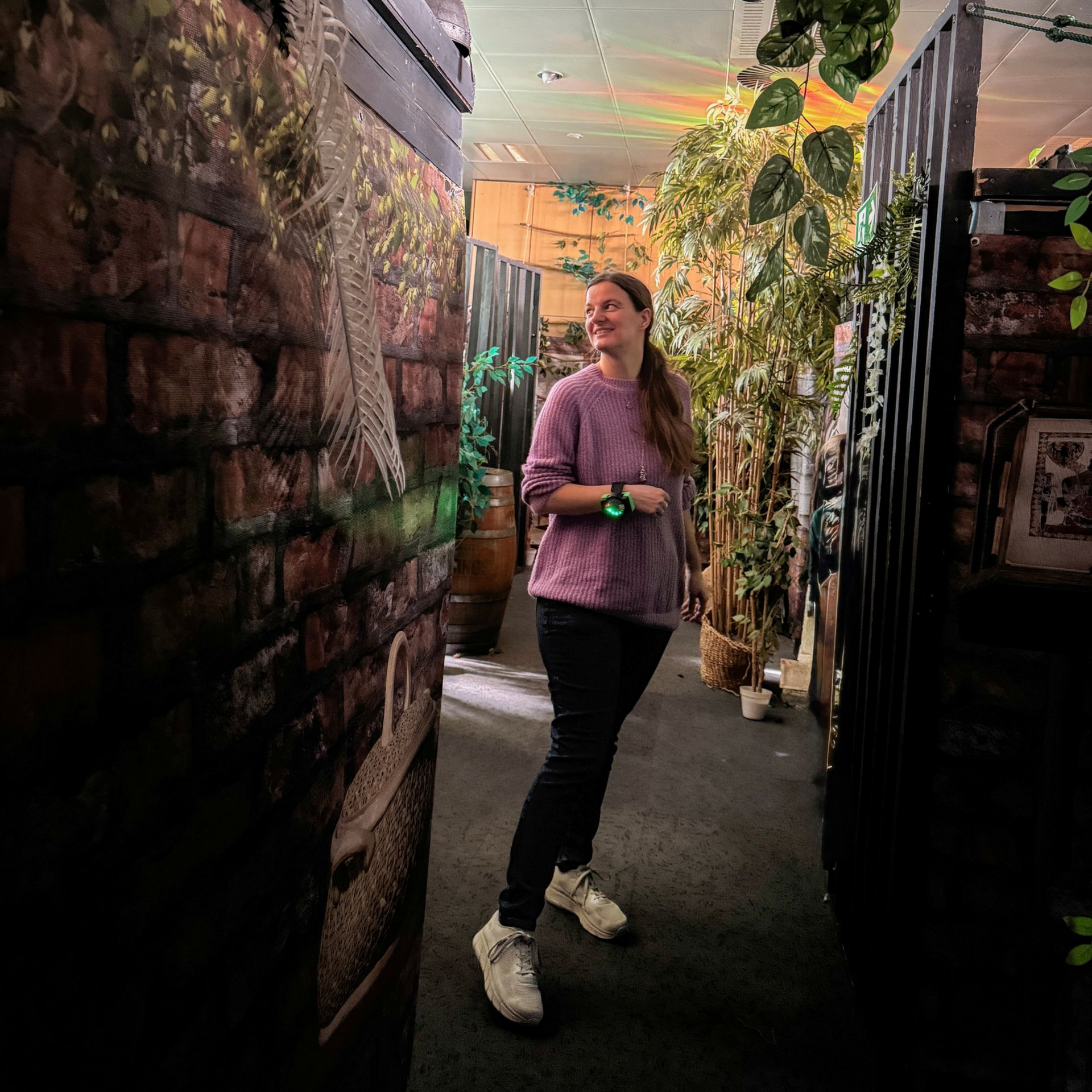 Blick auf eine Frau die in einem Labyrinth steht