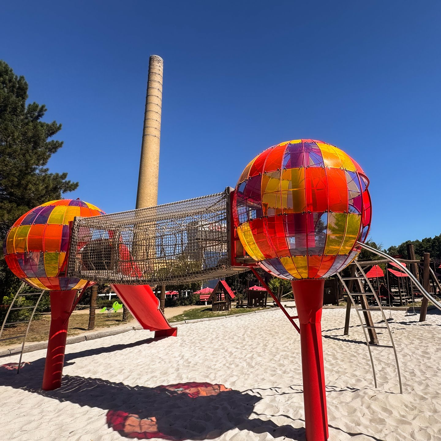 Blick auf den großen Spielplatz vor der Glasmanufaktur
