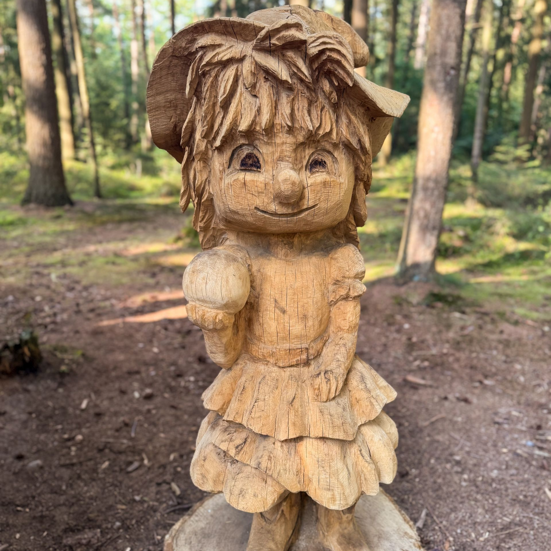 Blick auf eine Holzfigur der Hexe Hedi